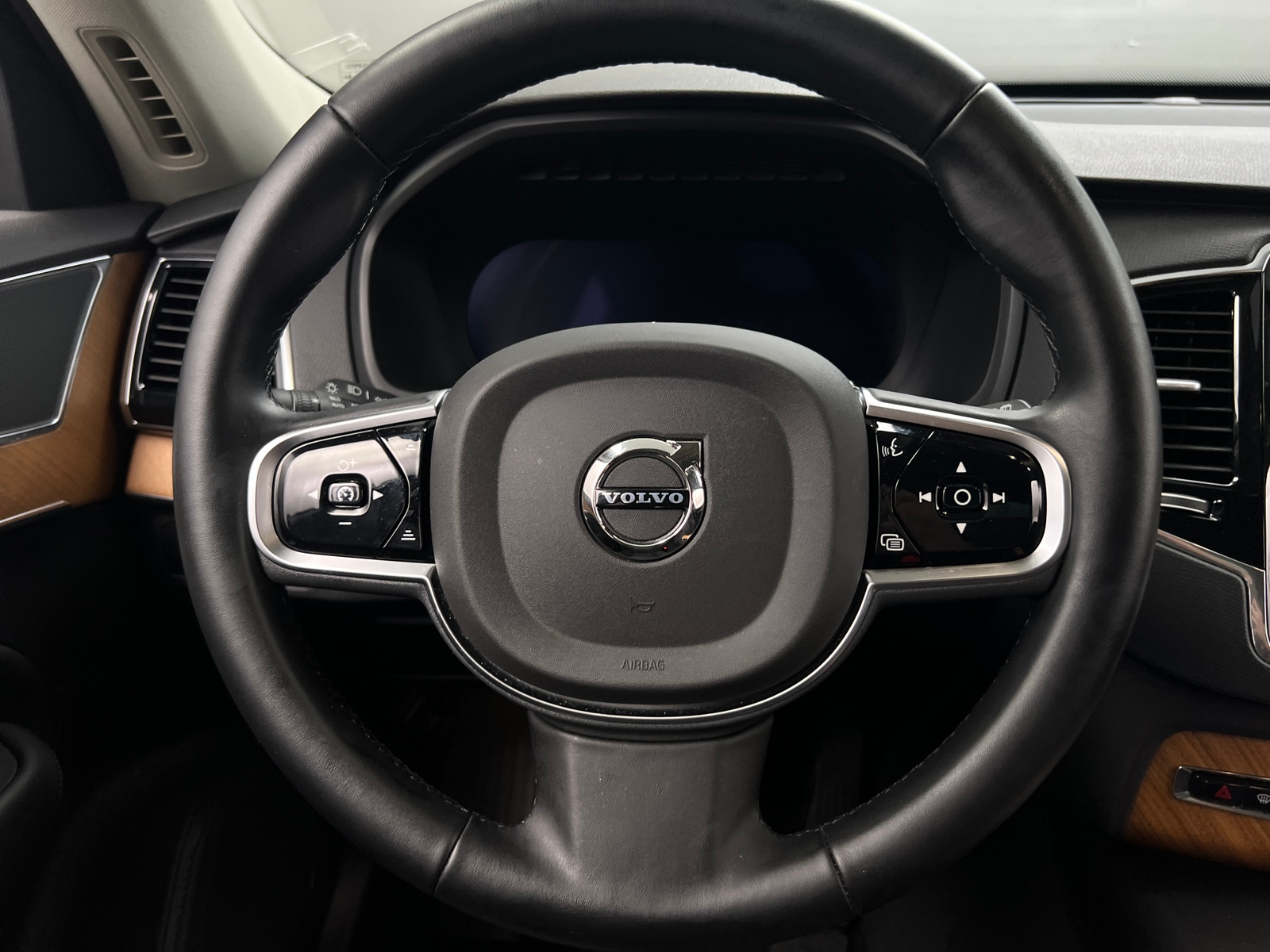 Thumbnail: 2025 Volvo XC90 - 4