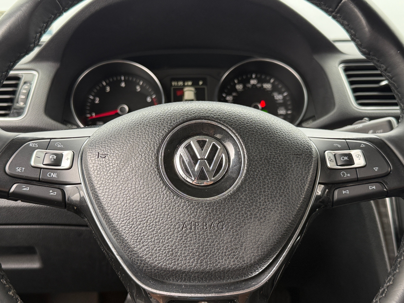 Thumbnail: 2017 Volkswagen Passat - 4