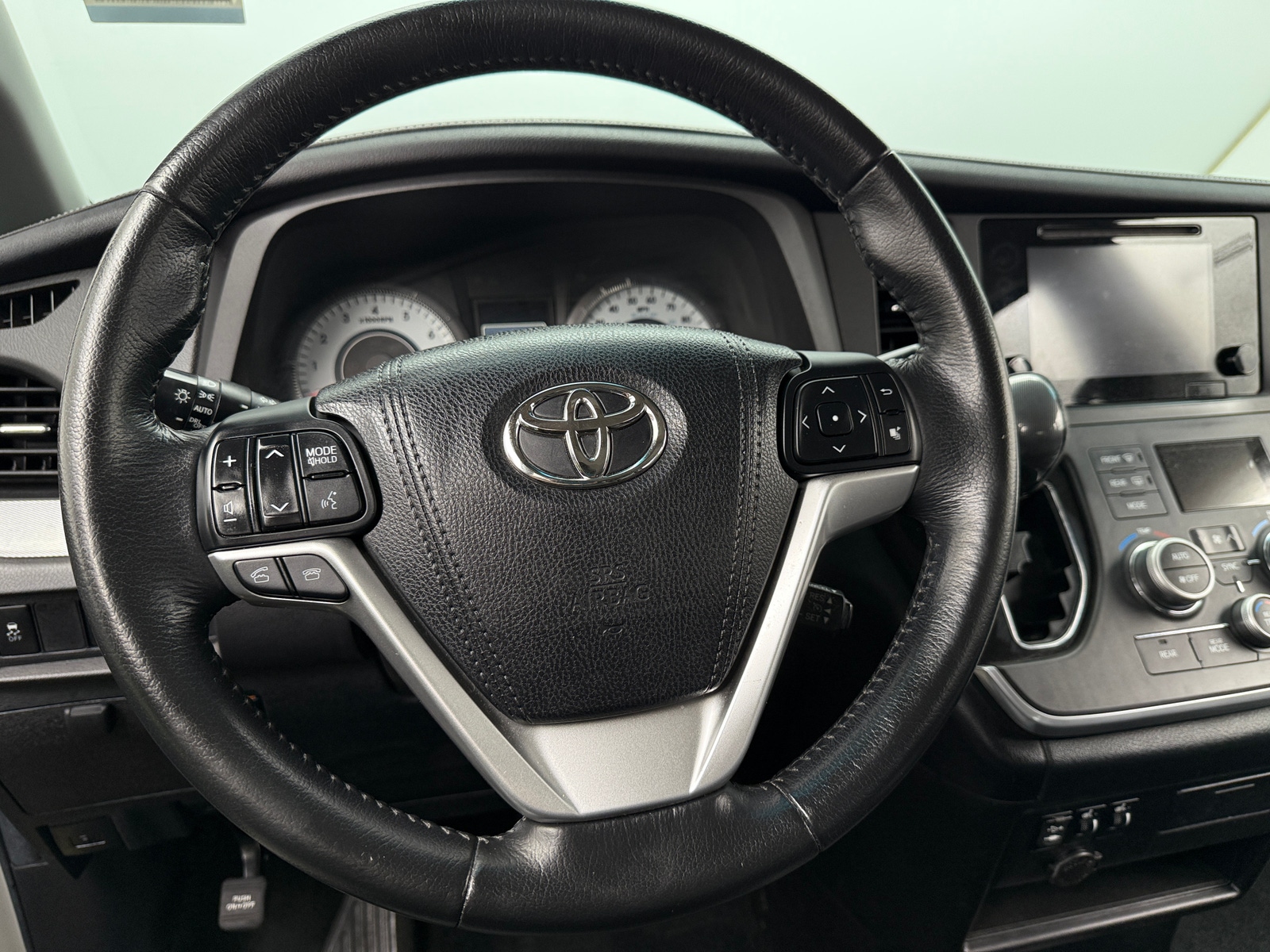 Thumbnail: 2015 Toyota Sienna - 4