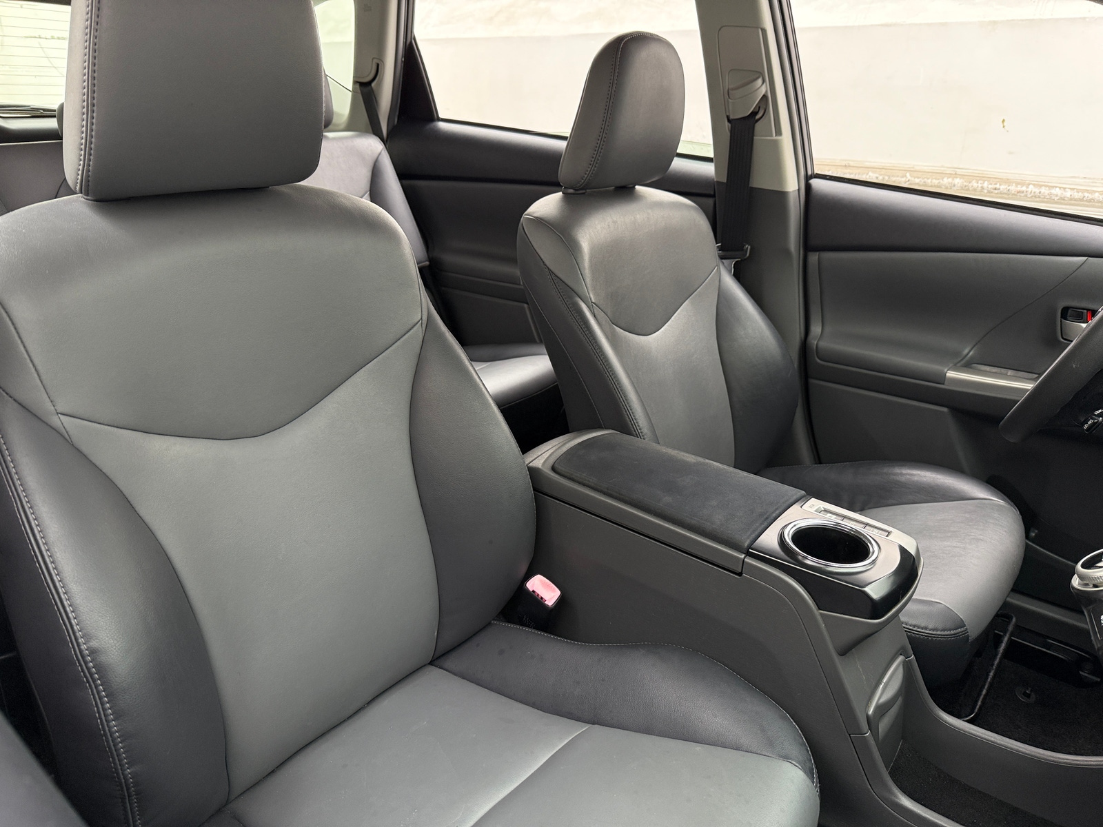 Thumbnail: 2012 Toyota Prius v - 2