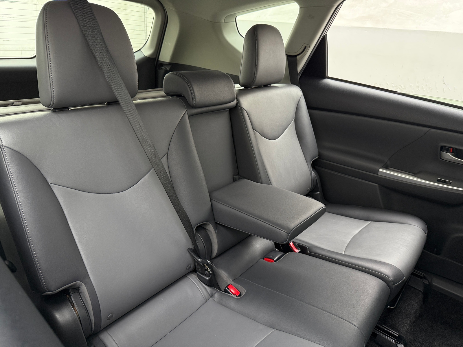 Thumbnail: 2012 Toyota Prius v - 6