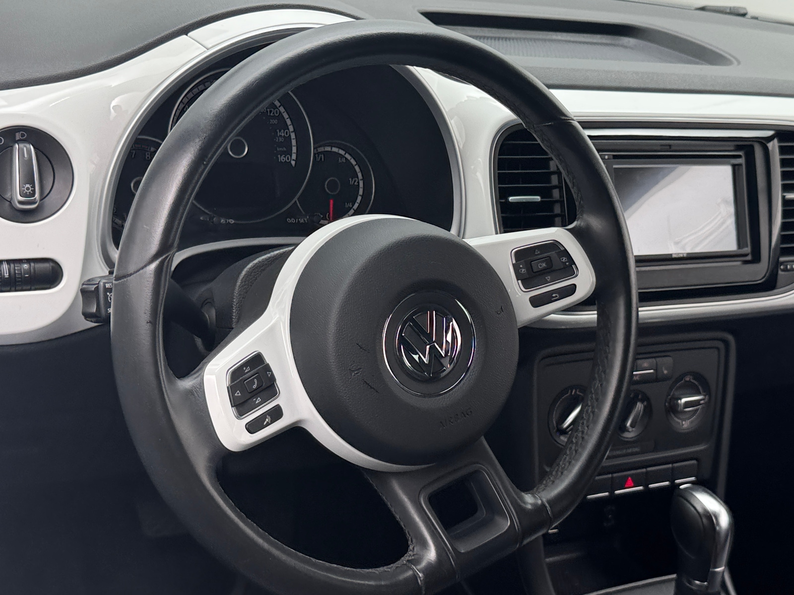 Thumbnail: 2014 Volkswagen Beetle - 4