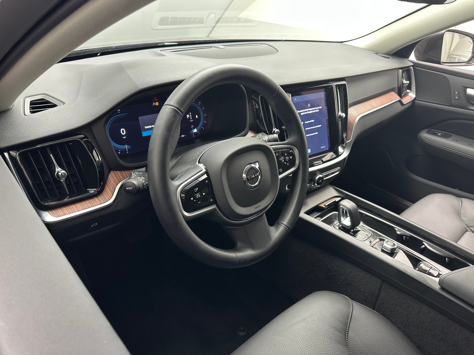 Thumbnail: 2025 Volvo V60 - 2