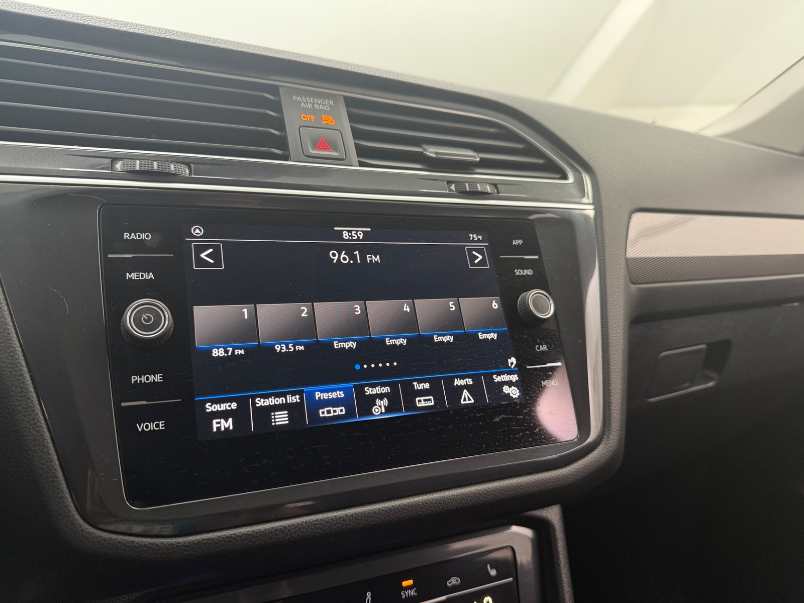 Thumbnail: 2024 Volkswagen Tiguan - 3