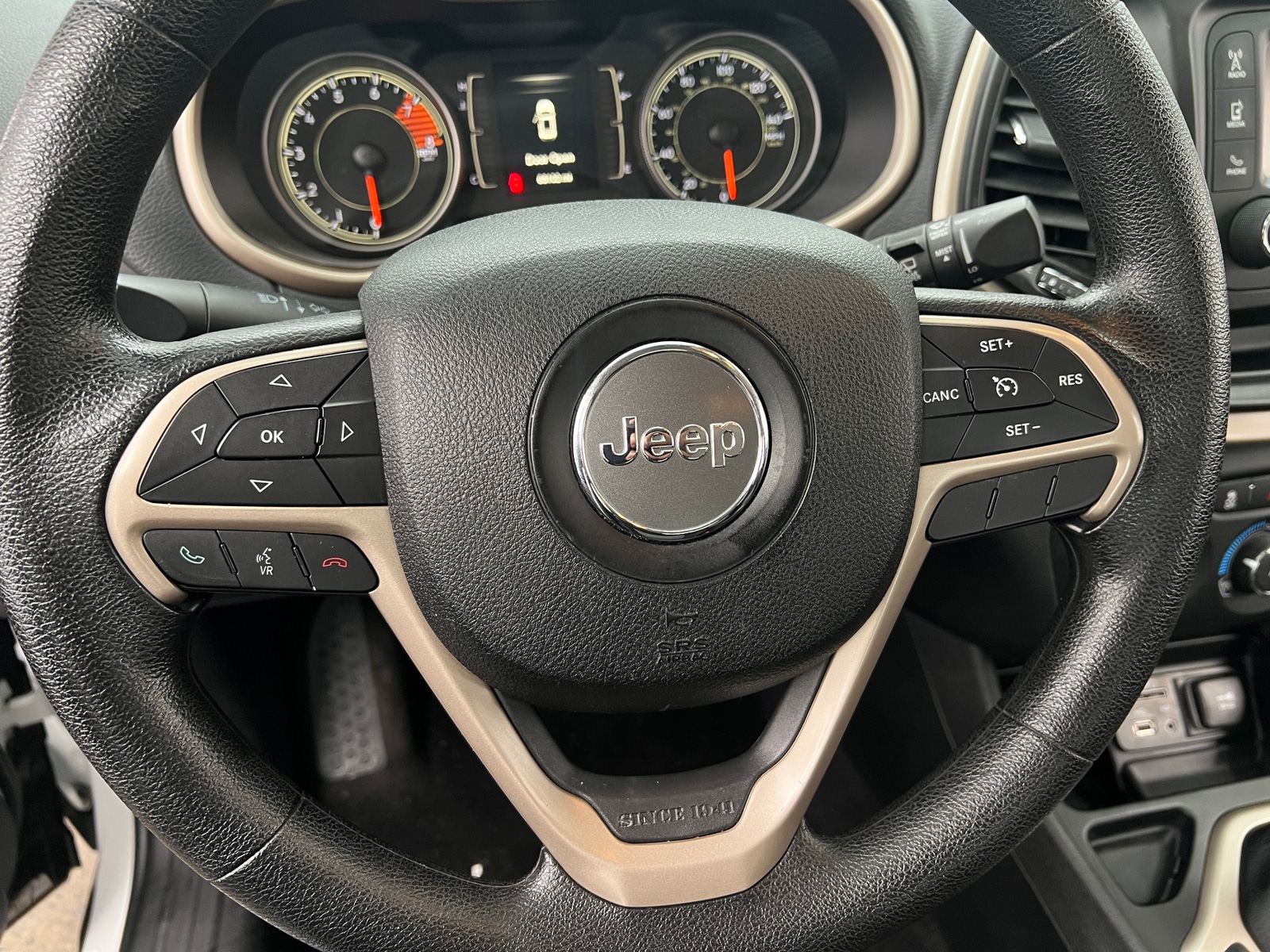 Thumbnail: 2017 Jeep Cherokee - 5