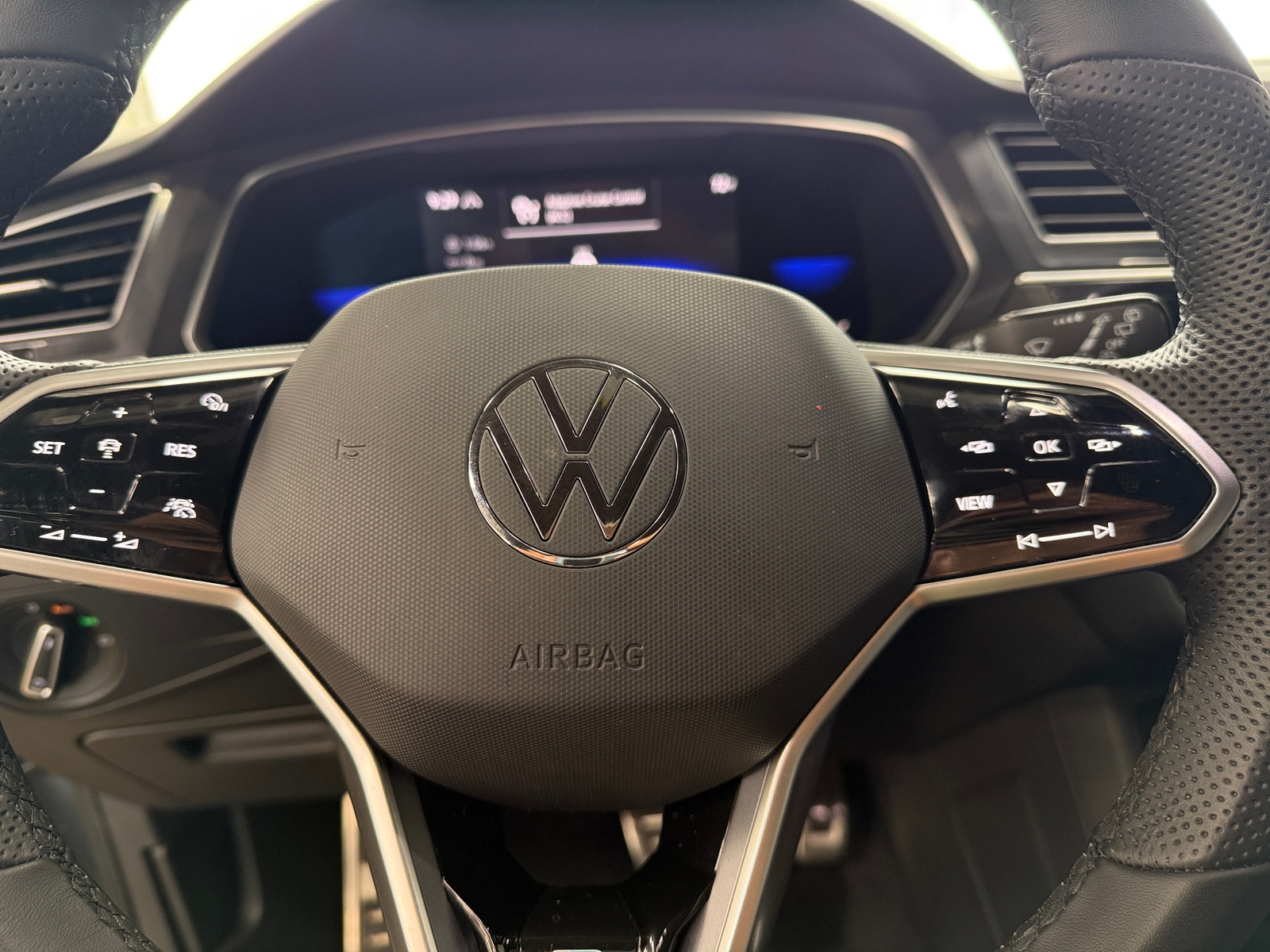 Thumbnail: 2022 Volkswagen Tiguan - 4