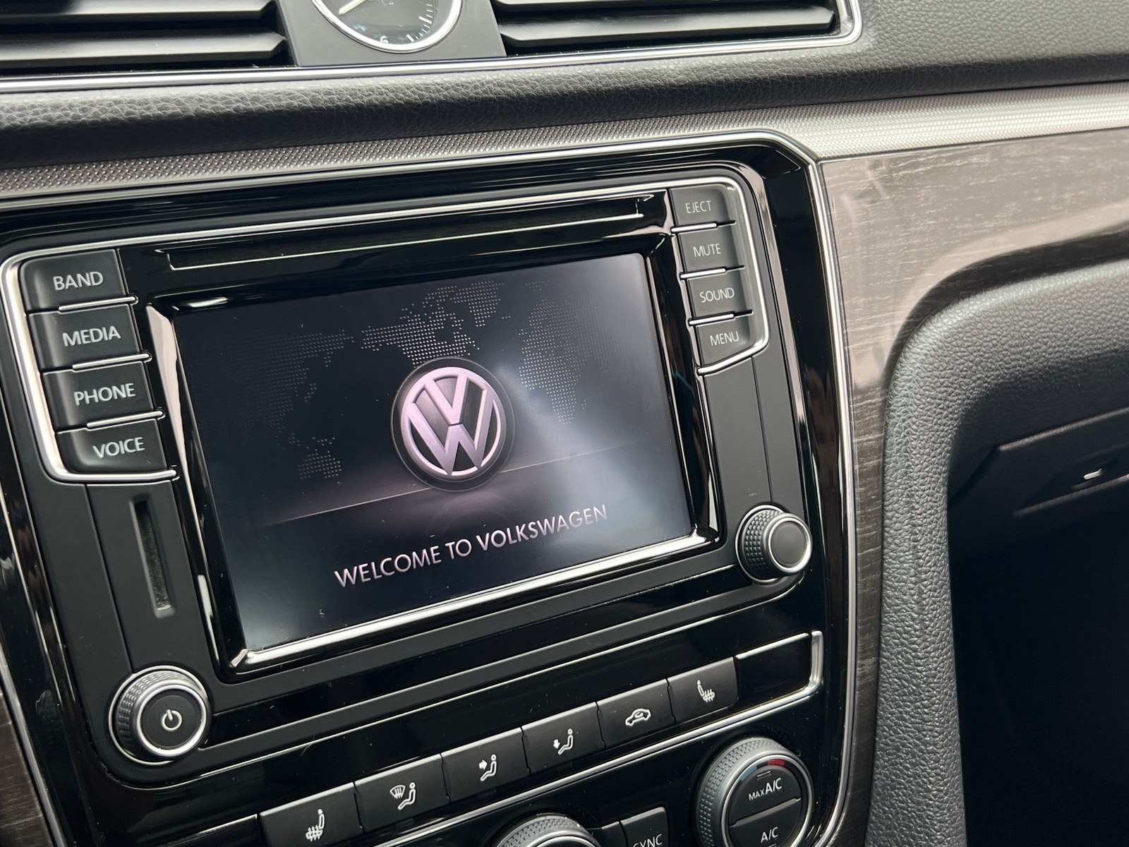 Thumbnail: 2016 Volkswagen Passat - 3