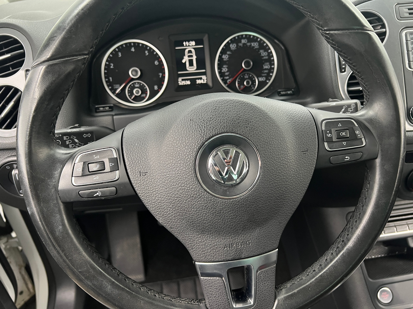 Thumbnail: 2017 Volkswagen Tiguan - 4