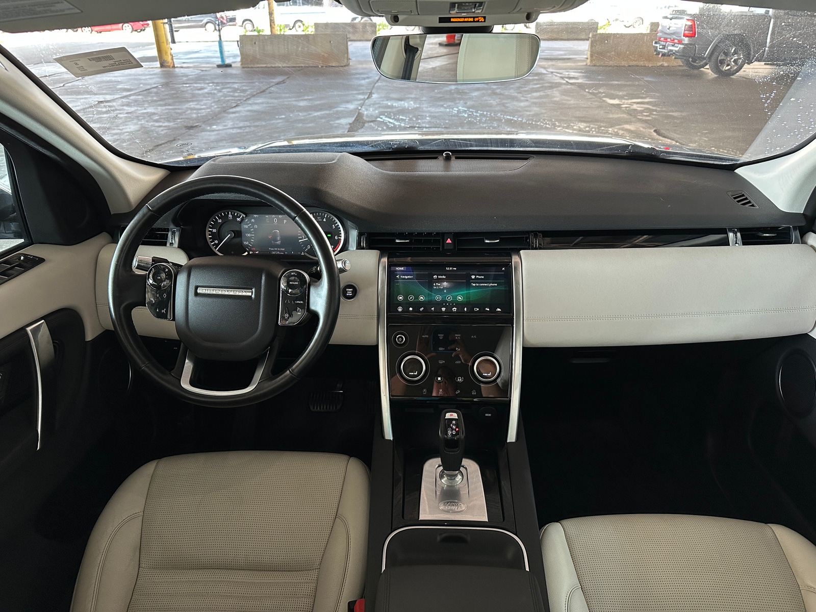 Thumbnail: 2020 Land Rover Discovery Sport - 3