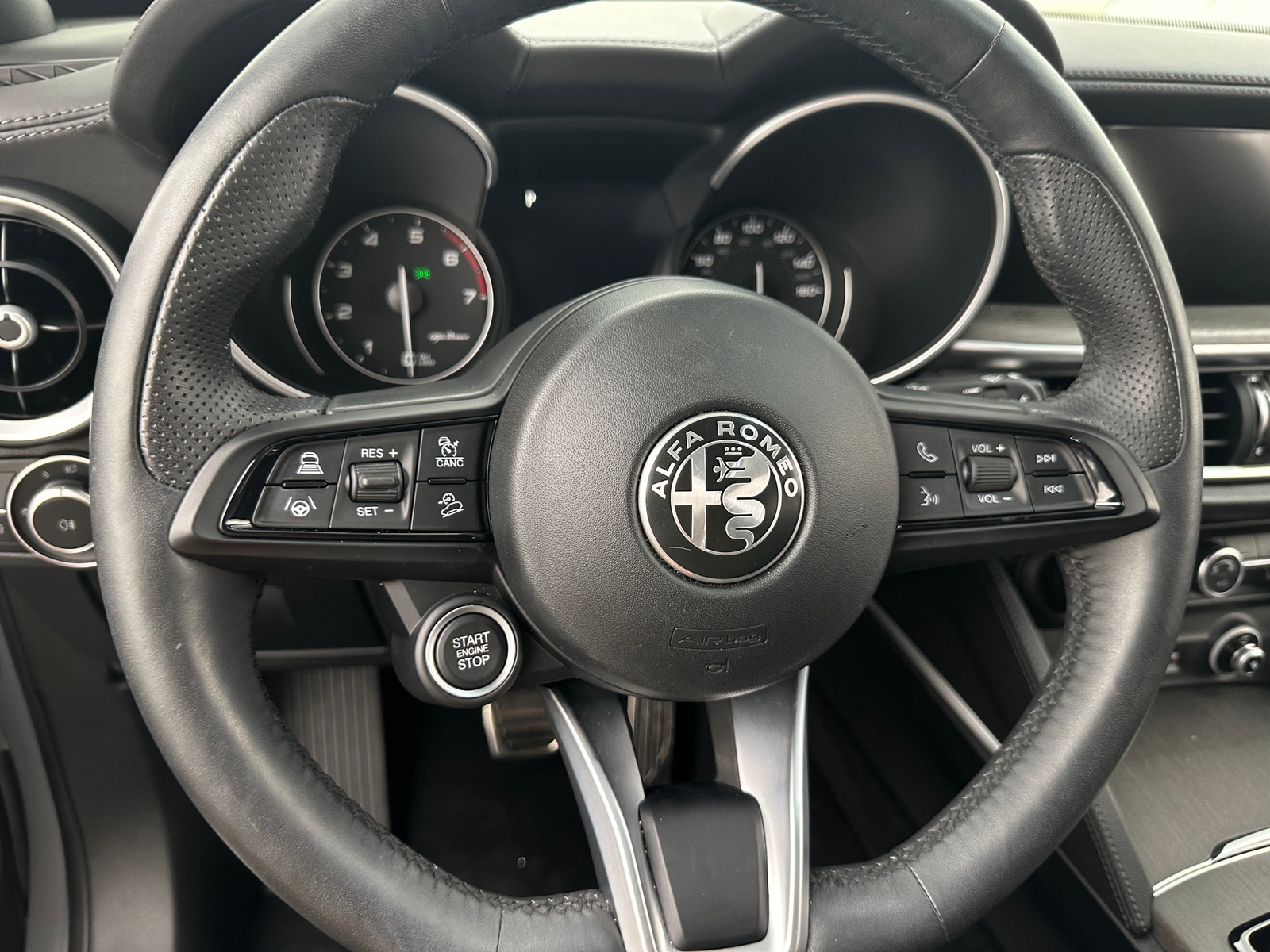Thumbnail: 2022 Alfa Romeo Stelvio - 4