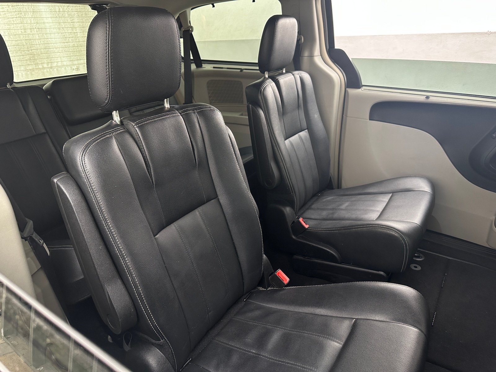 Thumbnail: 2016 Chrysler Town & Country - 5