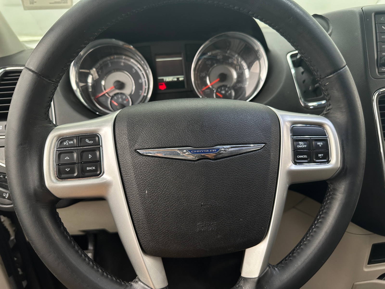 Thumbnail: 2016 Chrysler Town & Country - 4