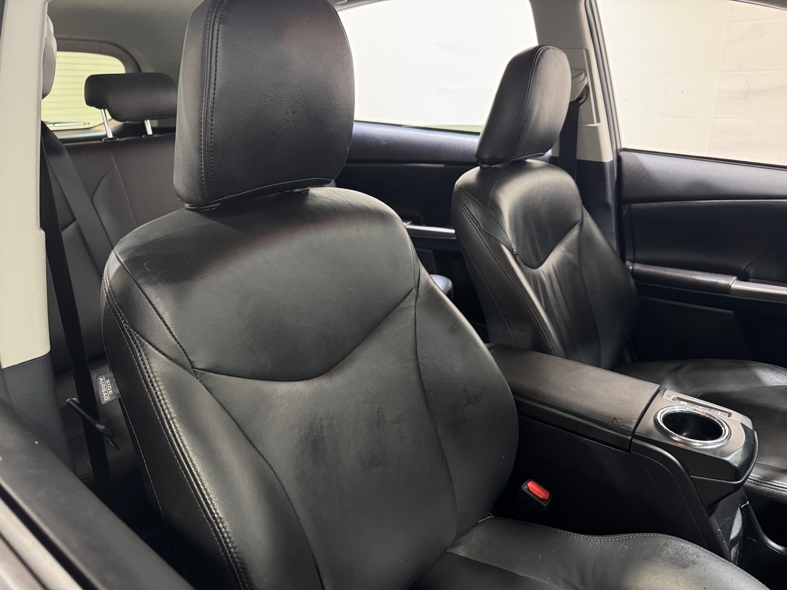 Thumbnail: 2015 Toyota Prius v - 2