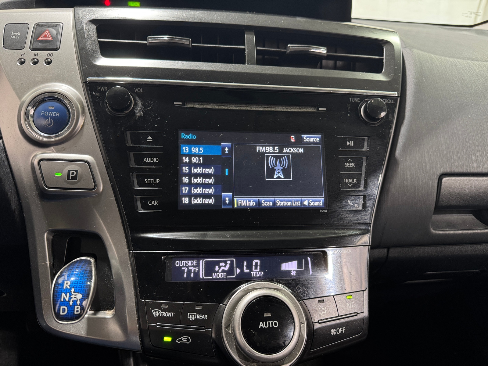 Thumbnail: 2015 Toyota Prius v - 4