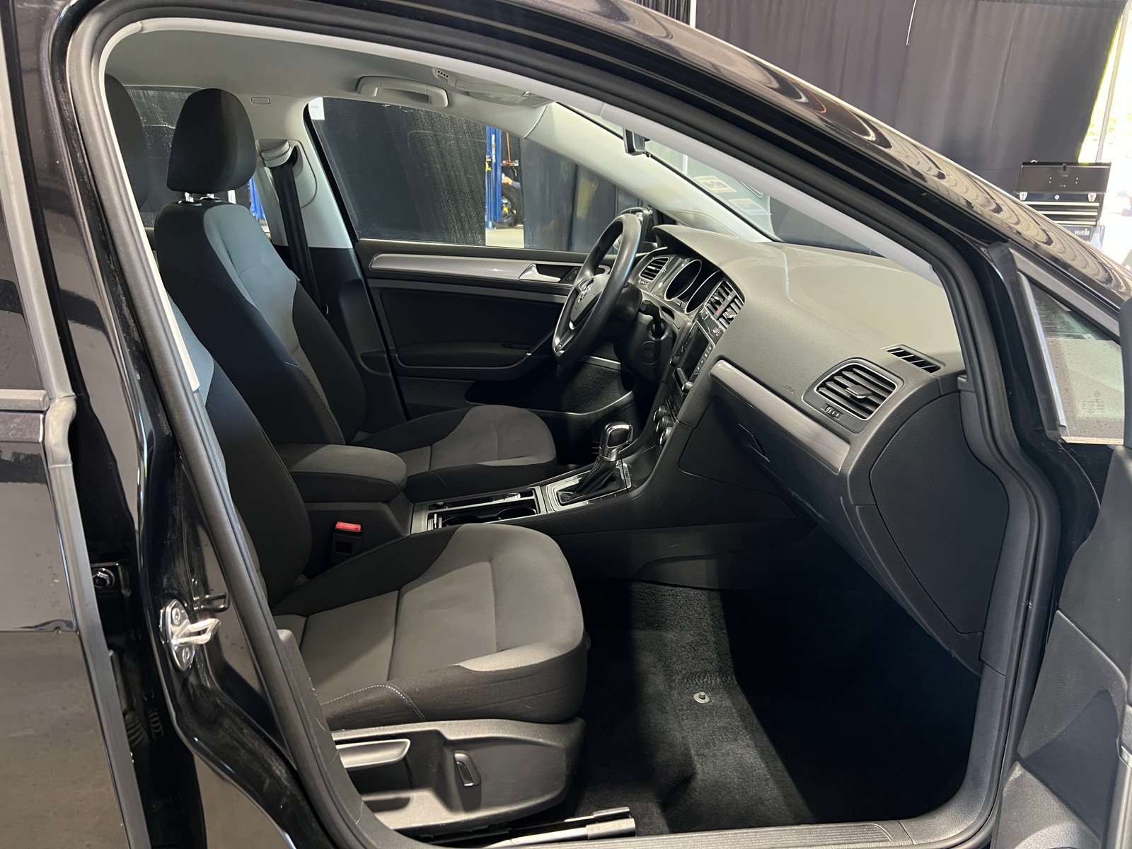 Thumbnail: 2016 Volkswagen e-Golf - 2