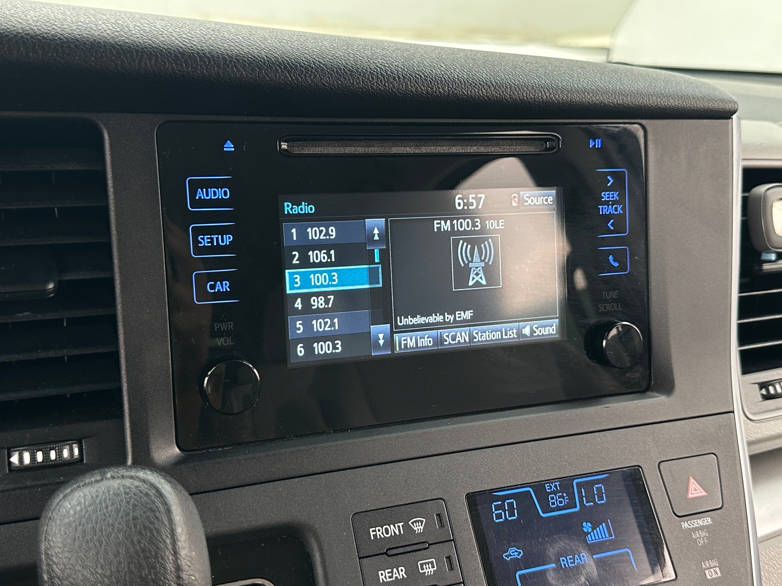 Thumbnail: 2017 Toyota Sienna - 4