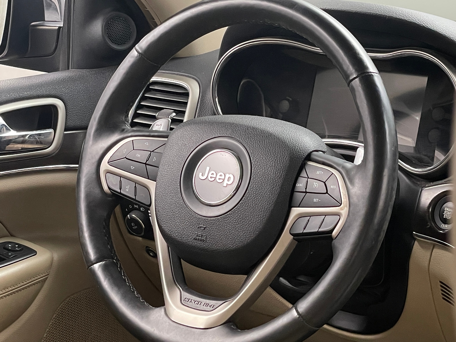 Thumbnail: 2017 Jeep Grand Cherokee - 4