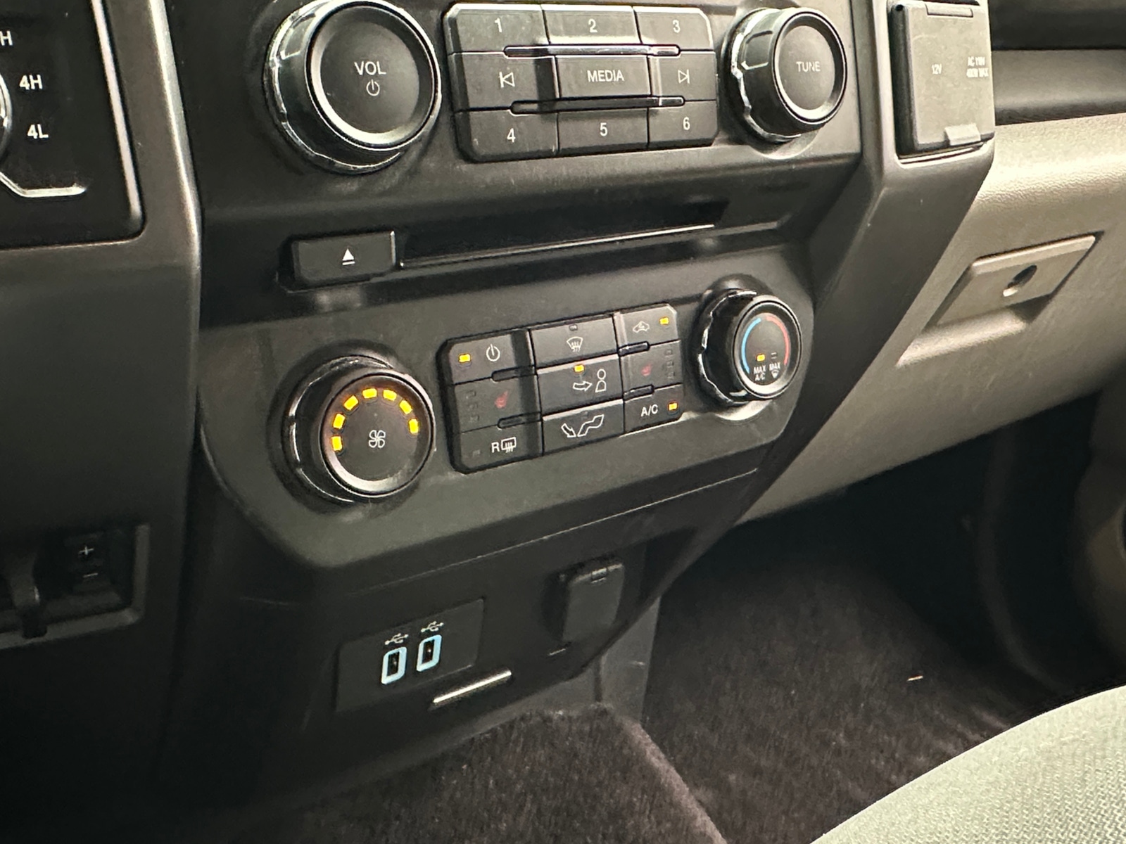 Thumbnail: 2016 Ford Econoline - 4