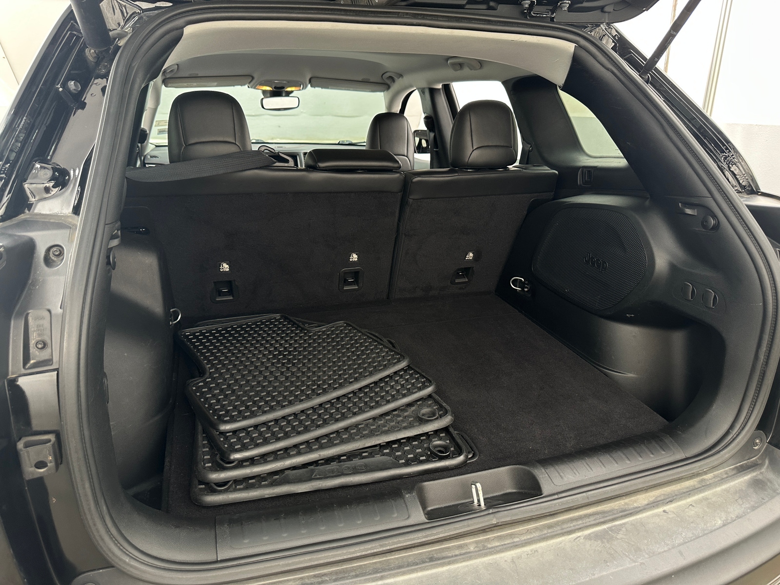Thumbnail: 2019 Jeep Cherokee - 6