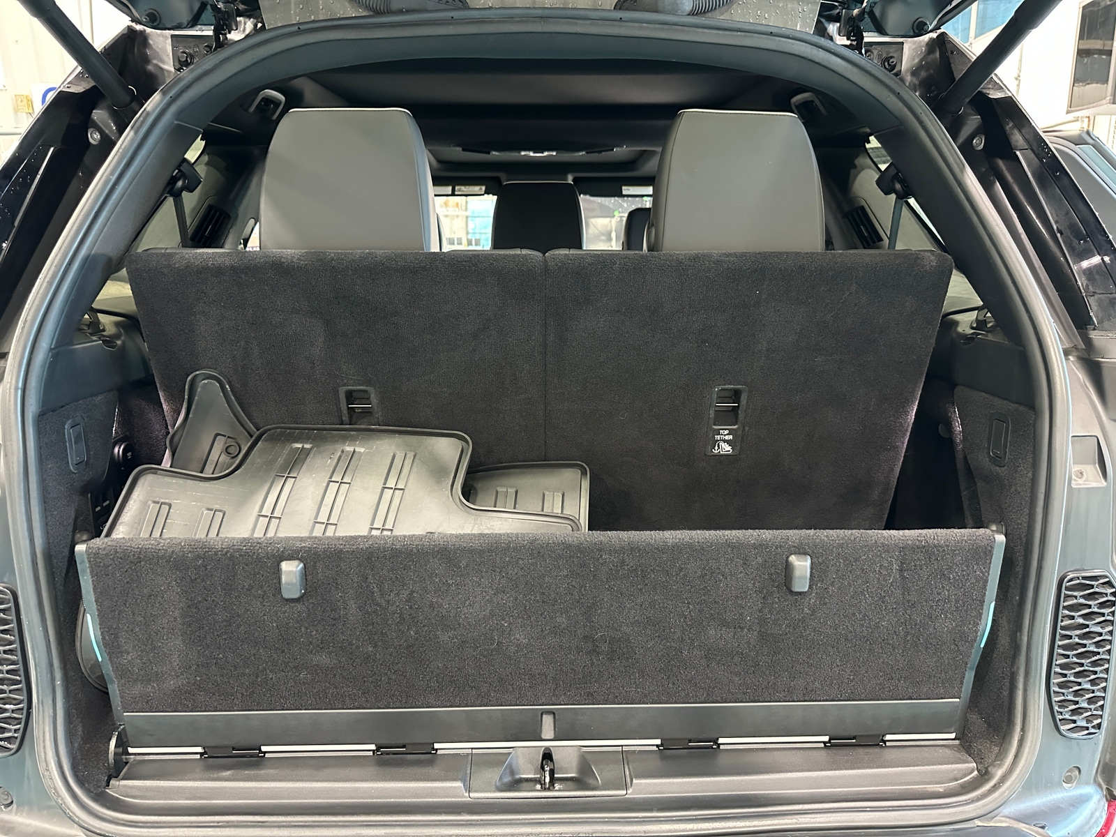 Thumbnail: 2019 Land Rover Discovery - 6