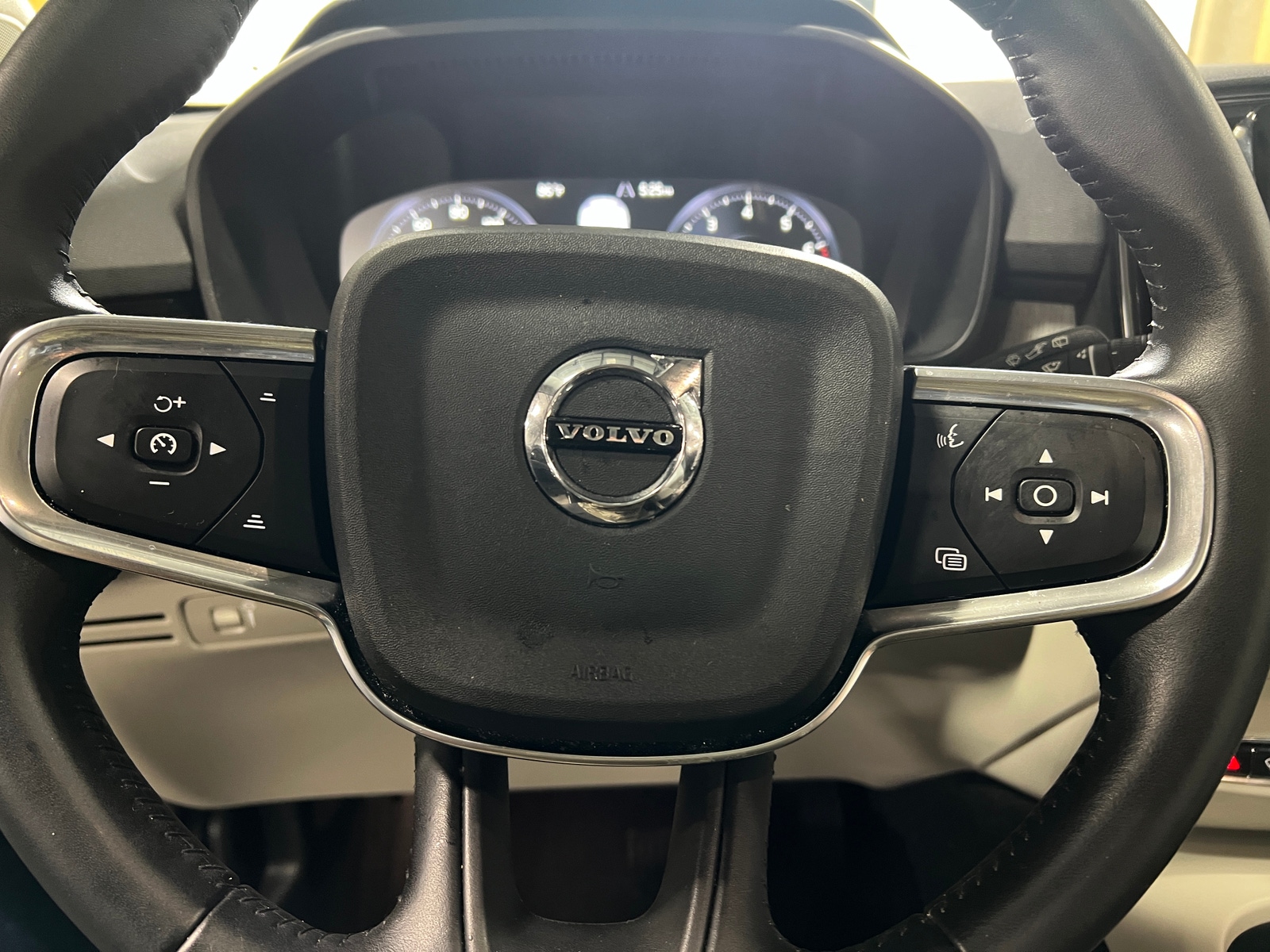Thumbnail: 2021 Volvo XC40 - 4