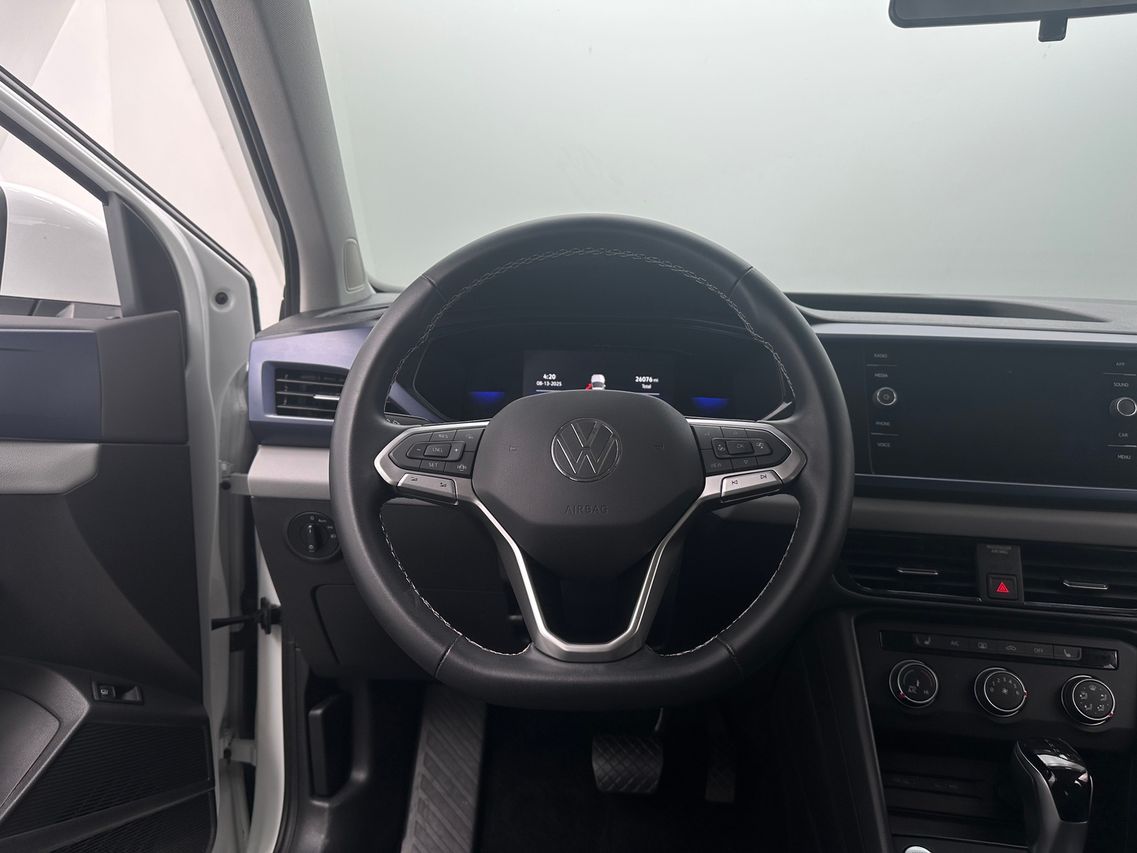 Thumbnail: 2022 Volkswagen Taos - 4