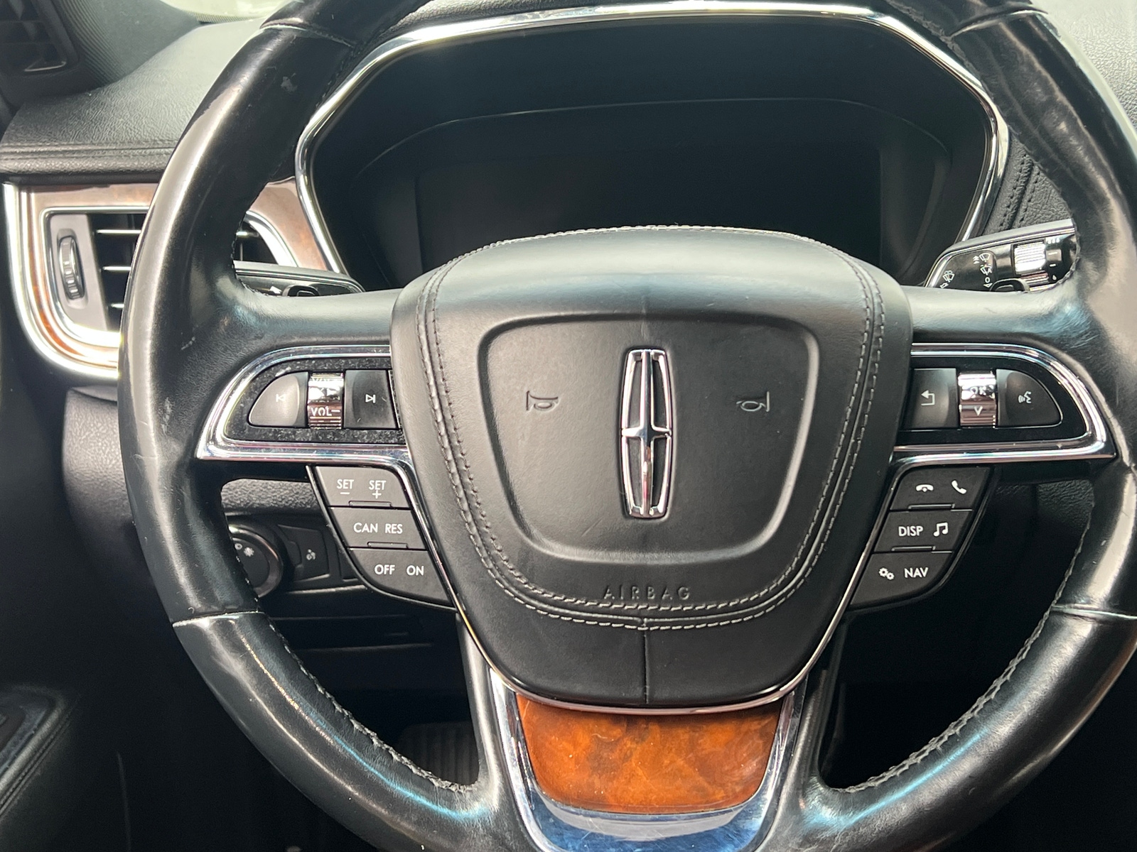 Thumbnail: 2017 Lincoln Continental - 4