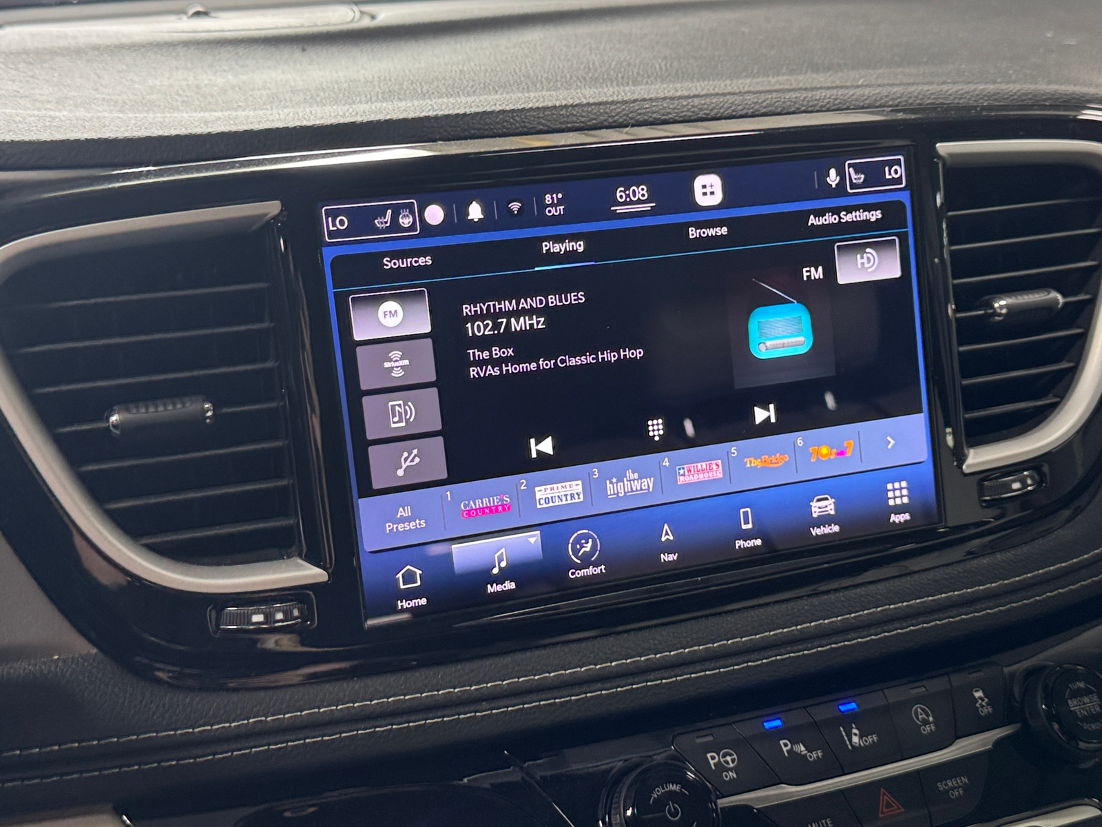 Thumbnail: 2021 Chrysler Pacifica - 3