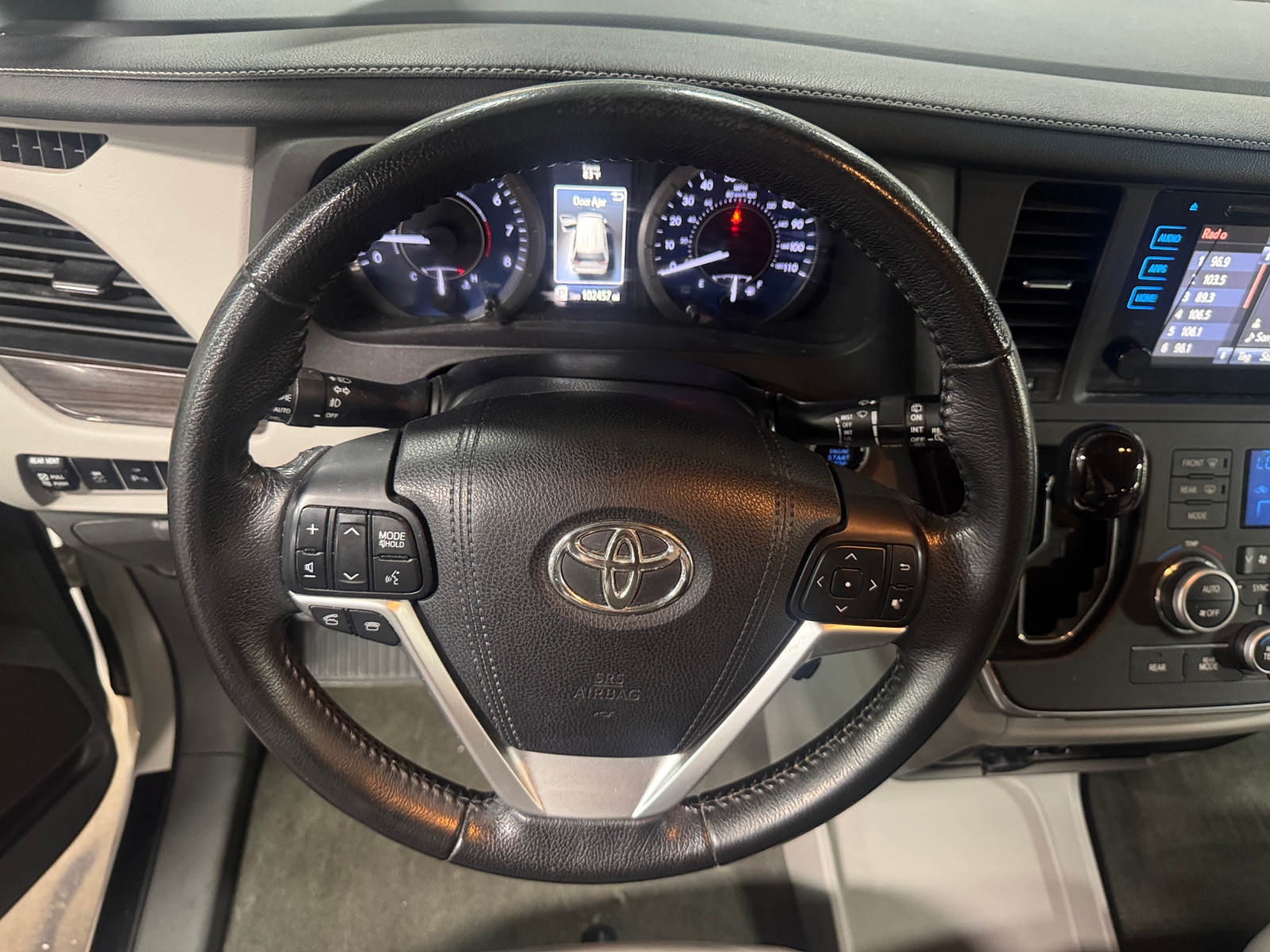 Thumbnail: 2015 Toyota Sienna - 4