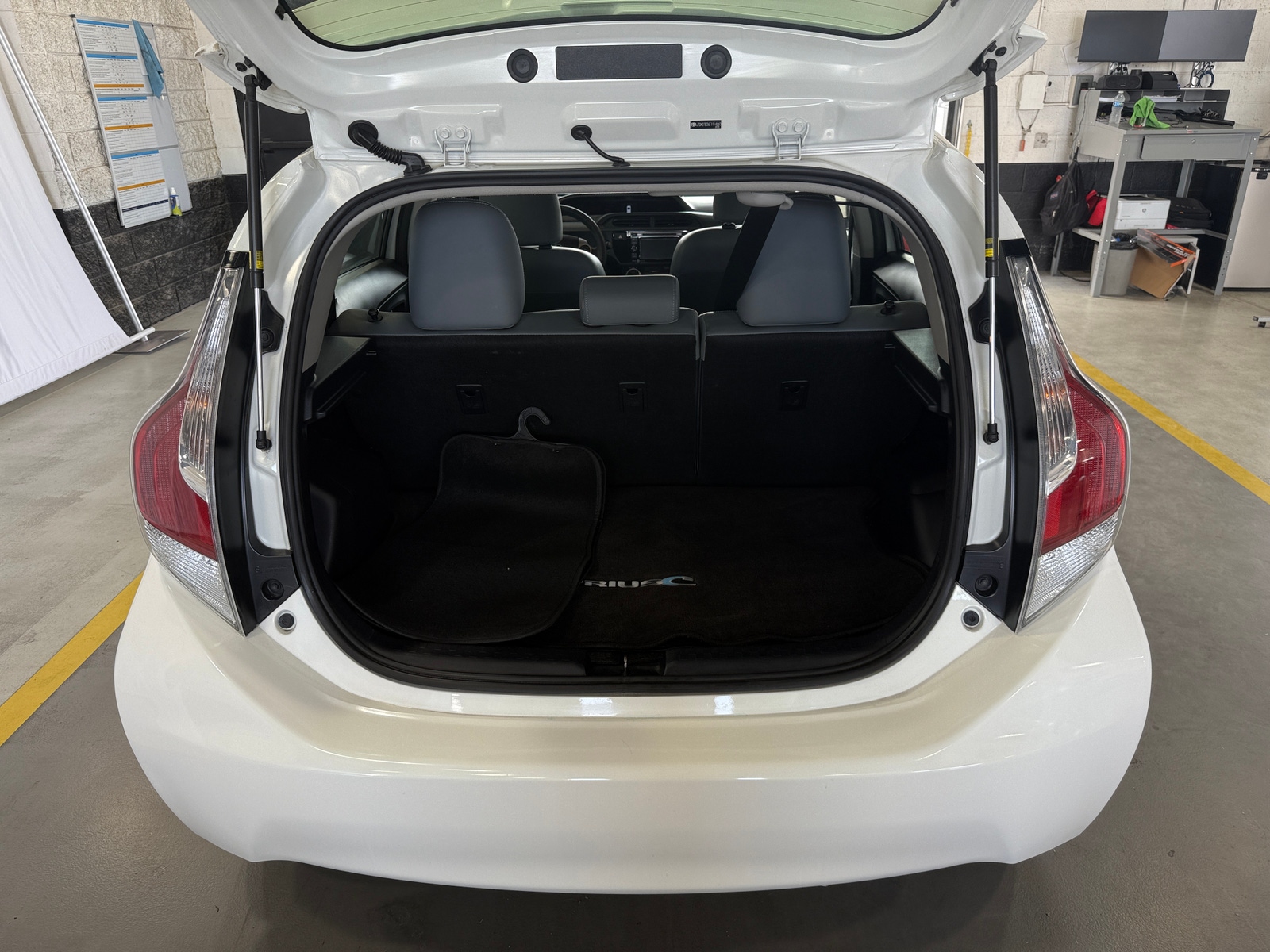 Thumbnail: 2015 Toyota Prius c - 6