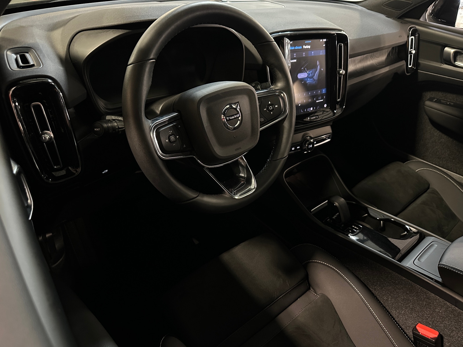 Thumbnail: 2023 Volvo XC40 - 3