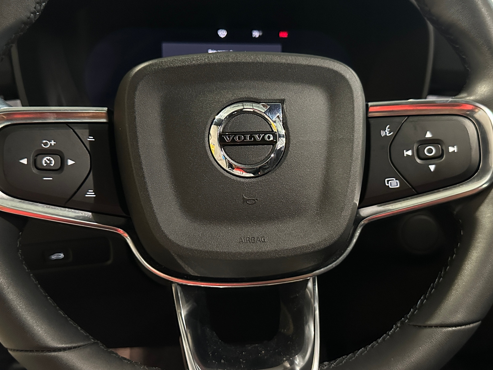 Thumbnail: 2023 Volvo XC40 - 5