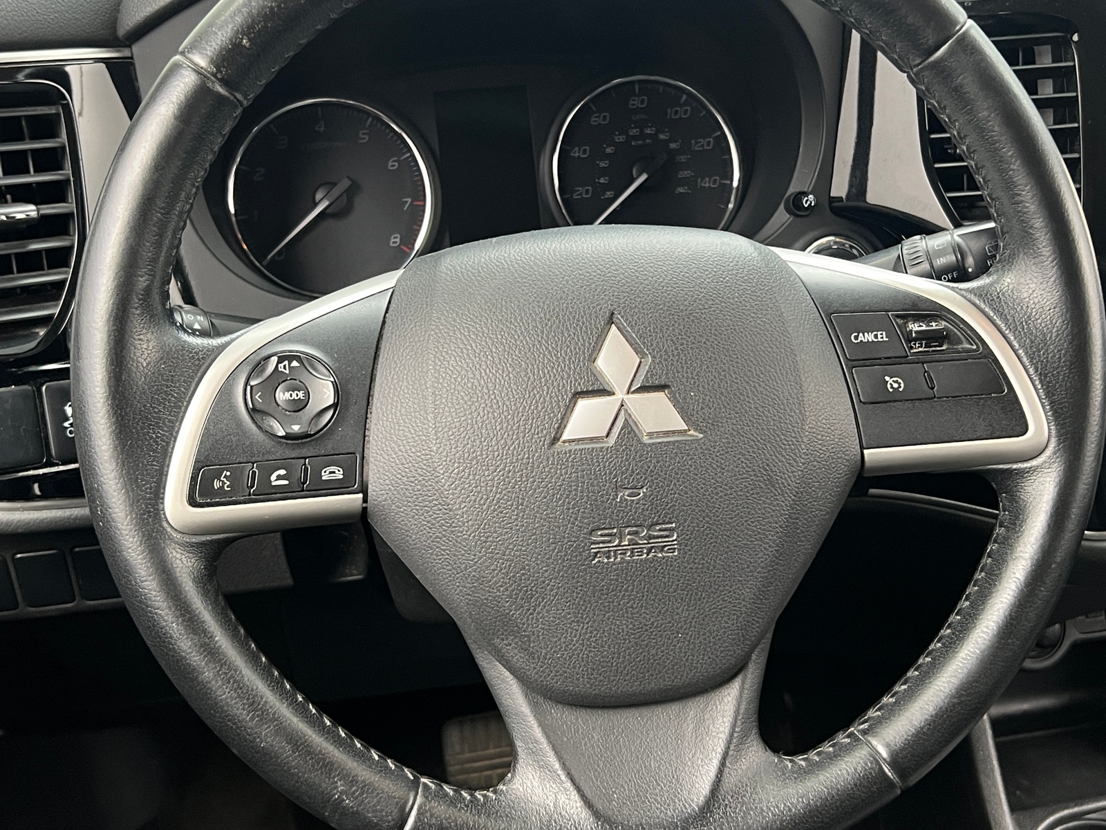Thumbnail: 2015 Mitsubishi Outlander - 4