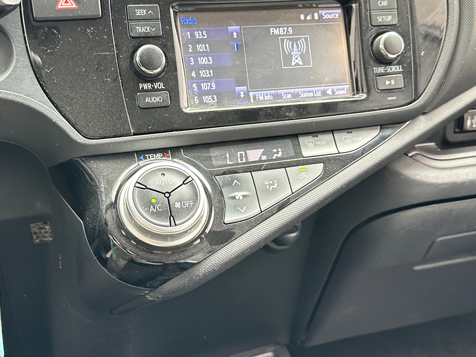 Thumbnail: 2016 Toyota Prius c - 4