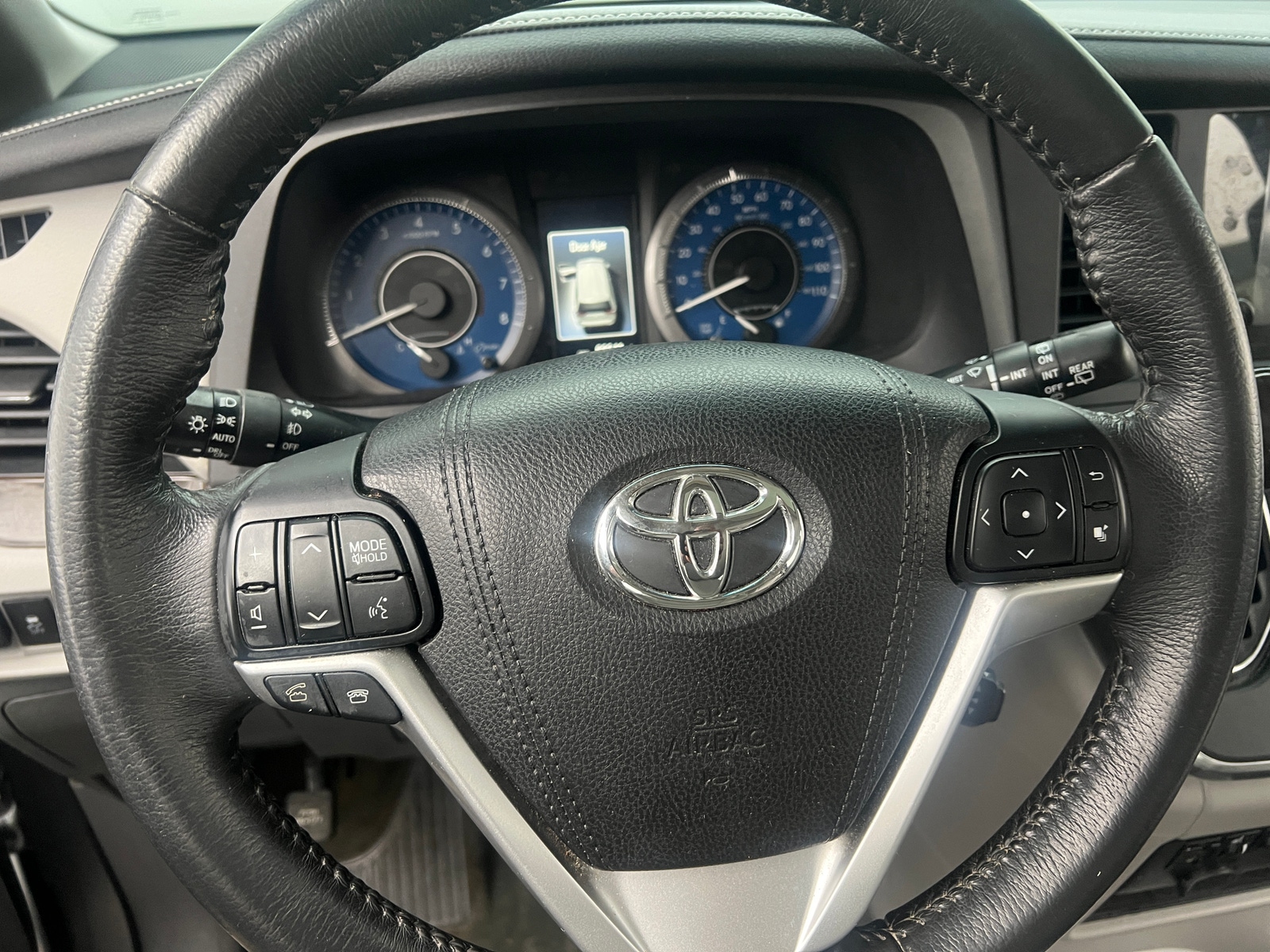 Thumbnail: 2017 Toyota Sienna - 4