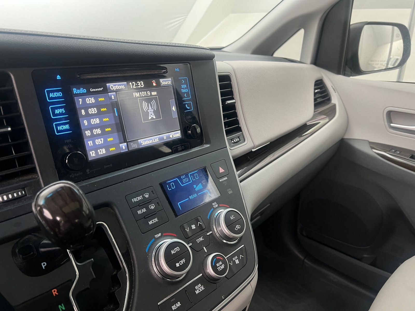 Thumbnail: 2017 Toyota Sienna - 3