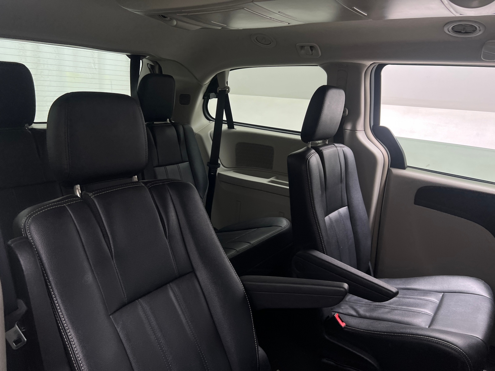 Thumbnail: 2016 Chrysler Town & Country - 5
