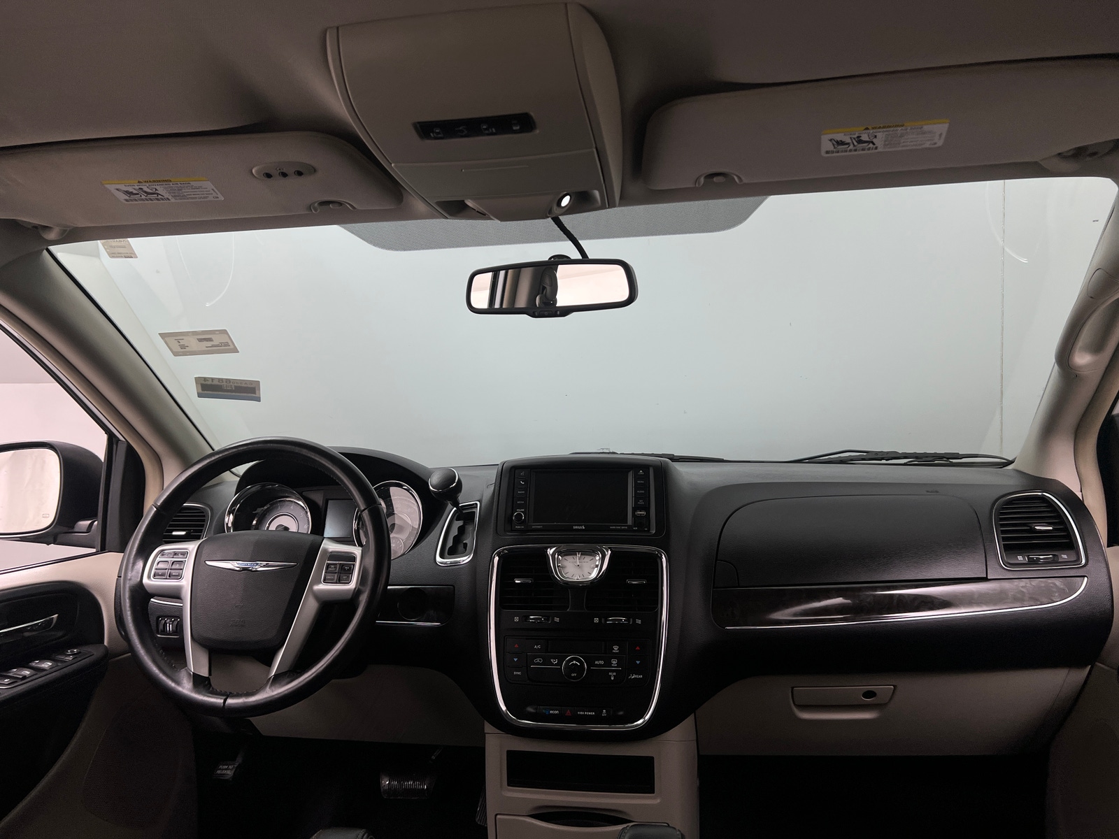 Thumbnail: 2016 Chrysler Town & Country - 2