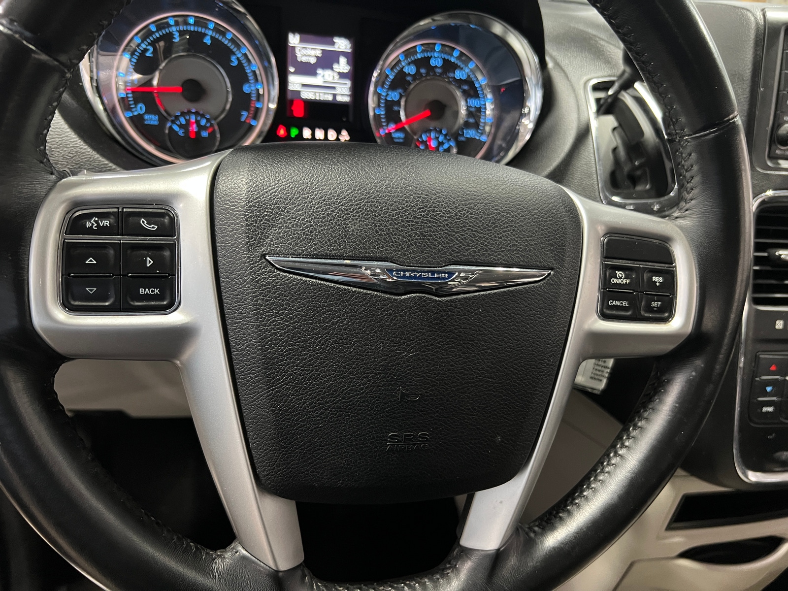 Thumbnail: 2016 Chrysler Town & Country - 4
