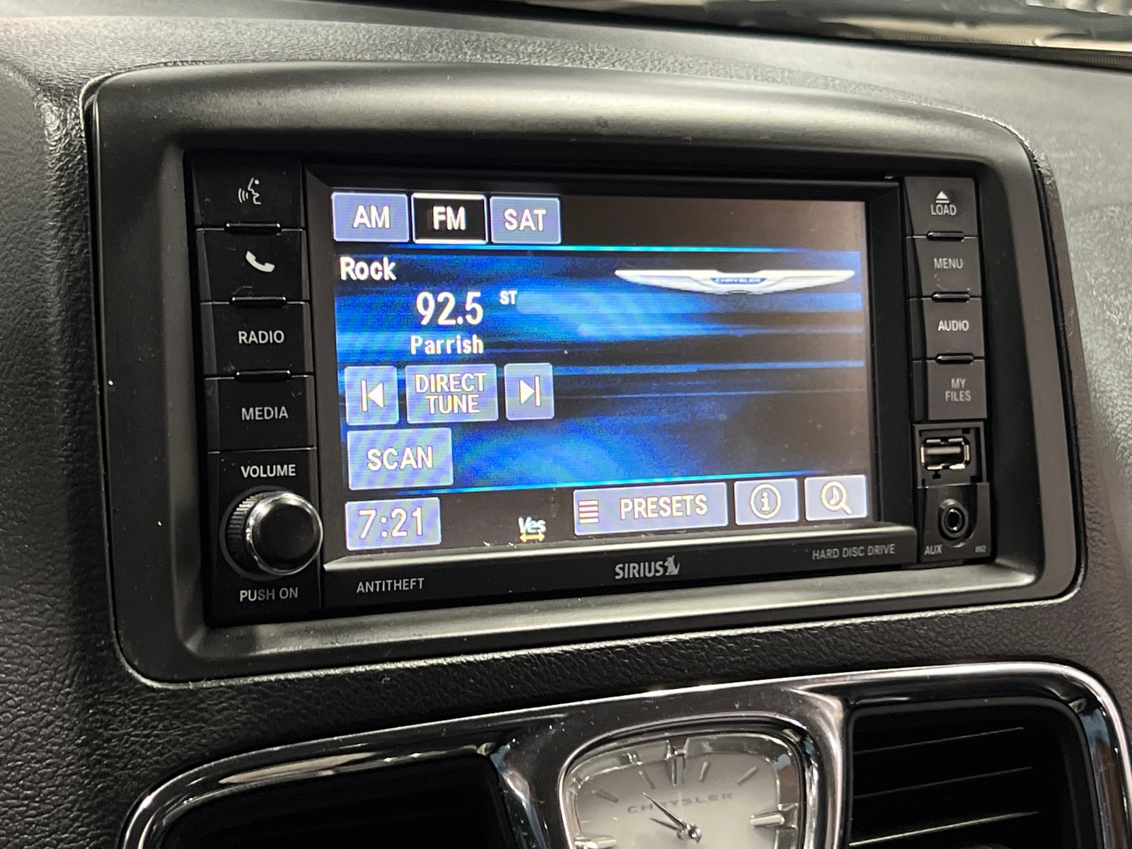 Thumbnail: 2016 Chrysler Town & Country - 3