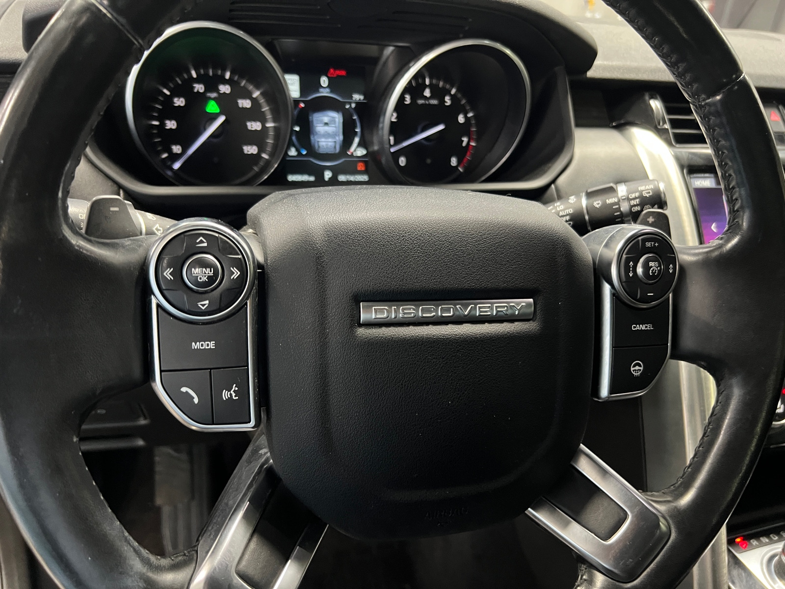 Thumbnail: 2017 Land Rover Discovery - 4