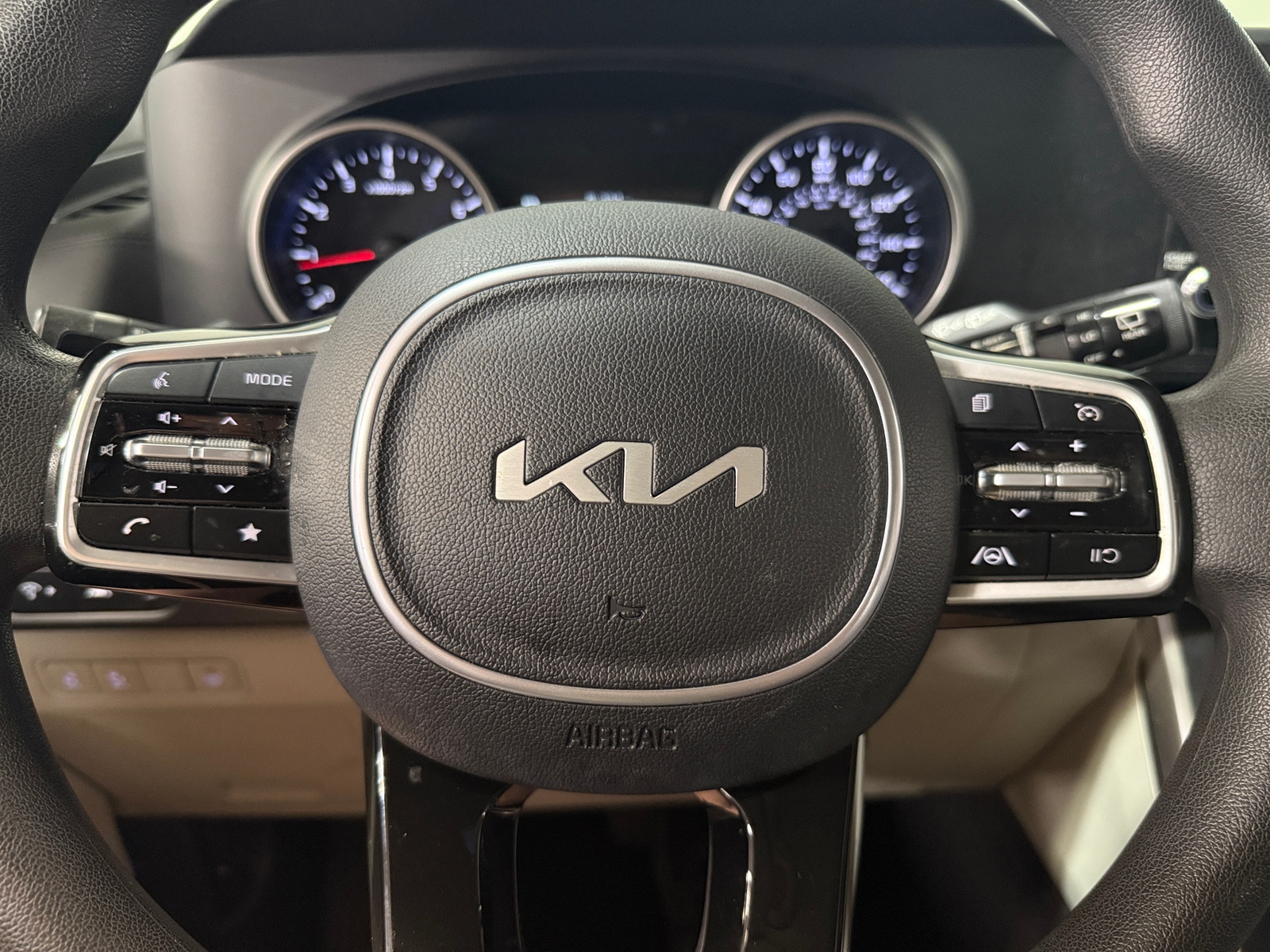 Thumbnail: 2023 Kia Carnival - 5