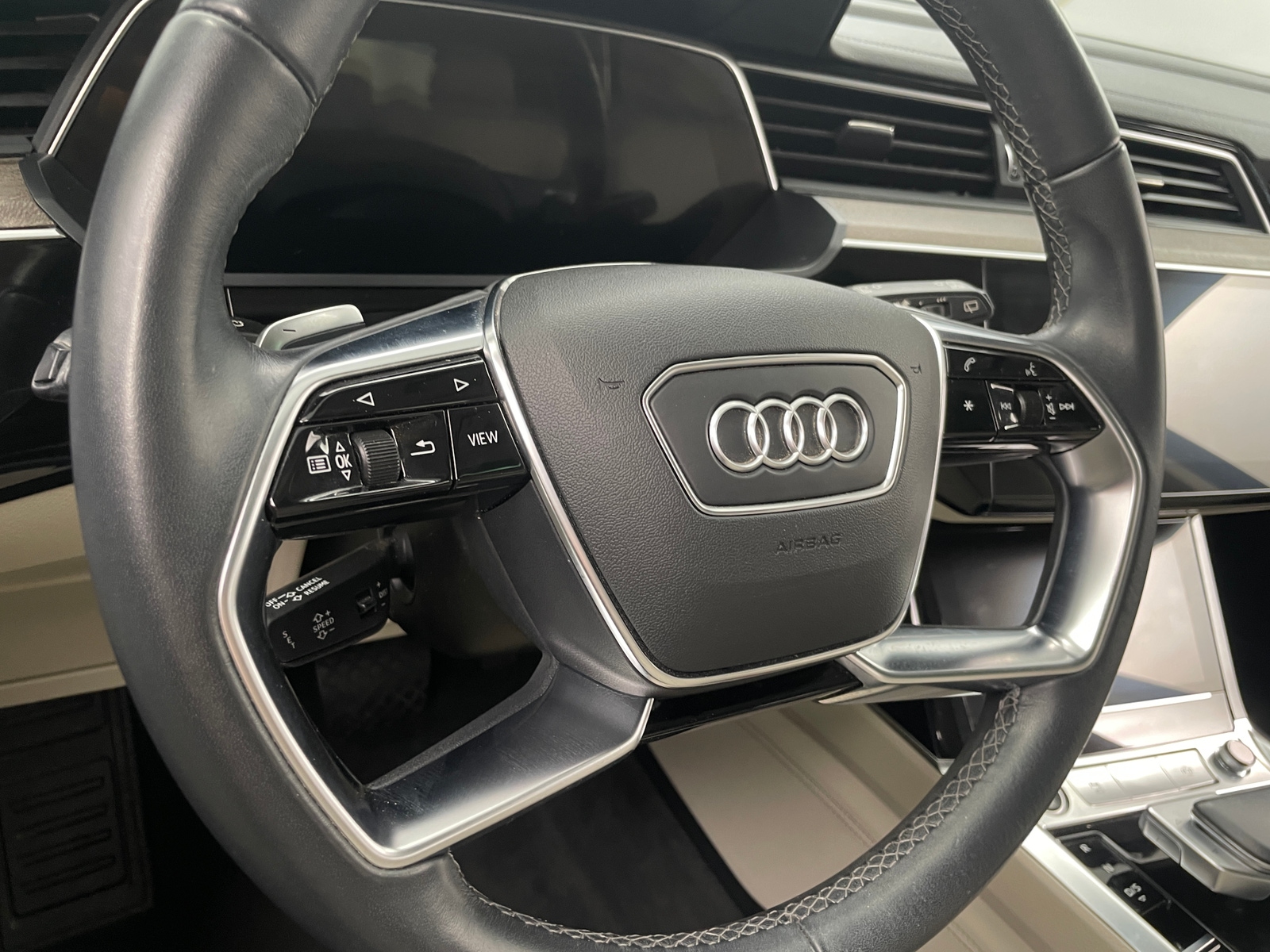 Thumbnail: 2022 Audi e-tron - 4