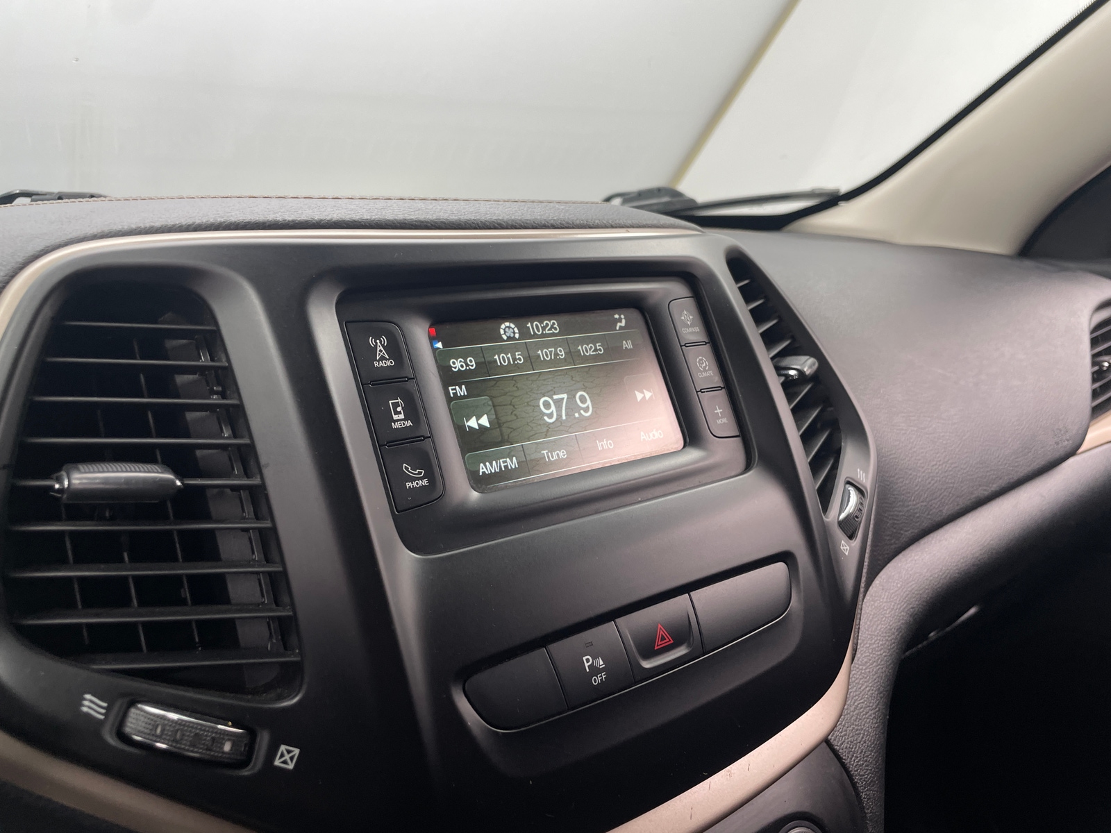 Thumbnail: 2016 Jeep Cherokee - 4