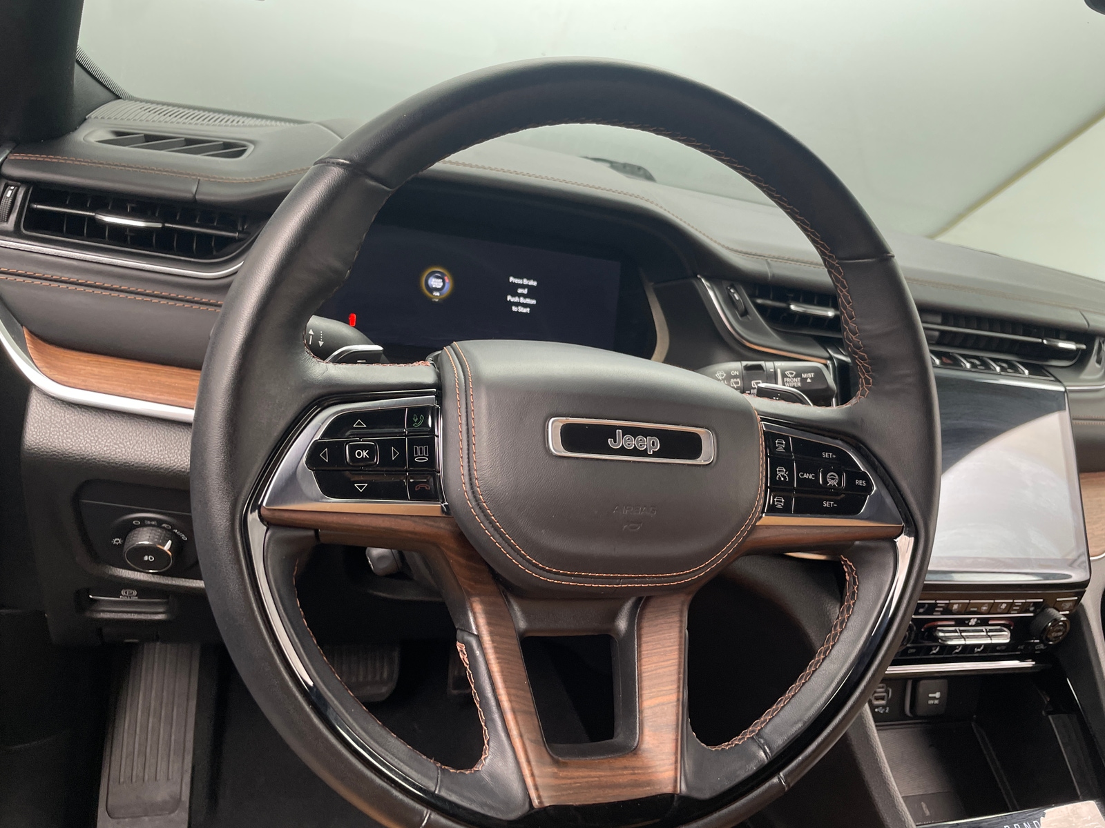 Thumbnail: 2023 Jeep Grand Cherokee L - 4