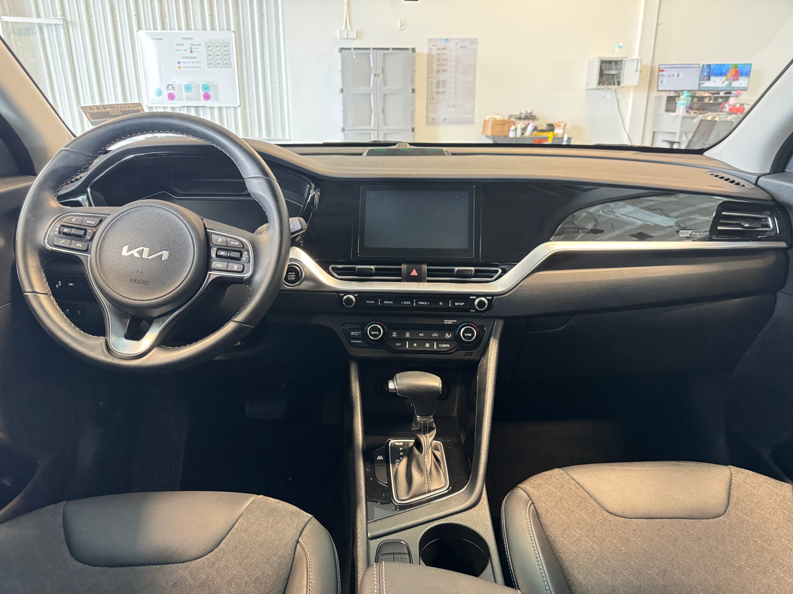 Thumbnail: 2022 Kia Niro - 3