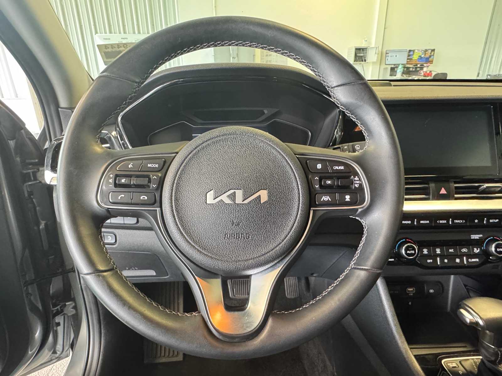 Thumbnail: 2022 Kia Niro - 5