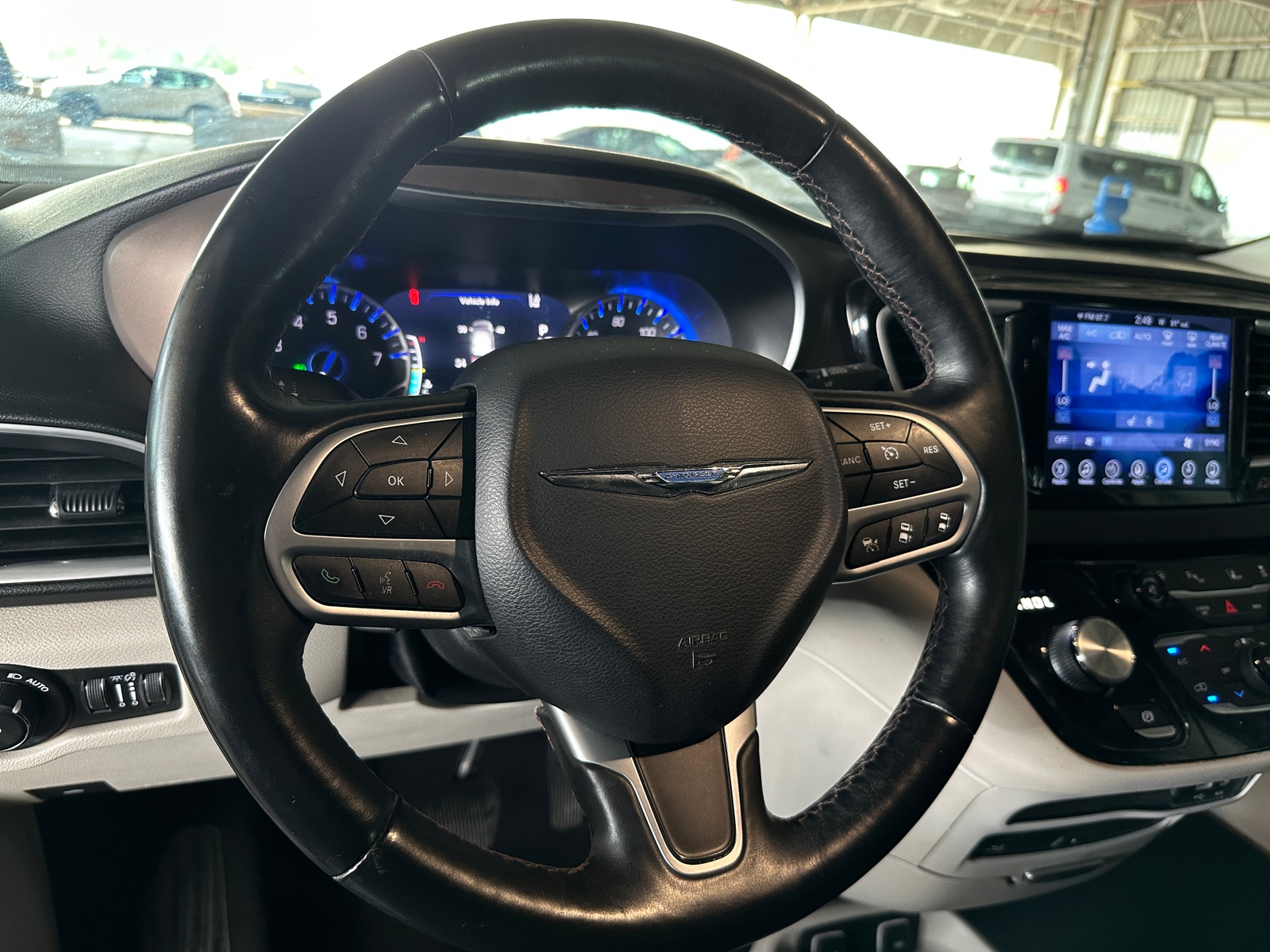 Thumbnail: 2017 Chrysler Pacifica - 4