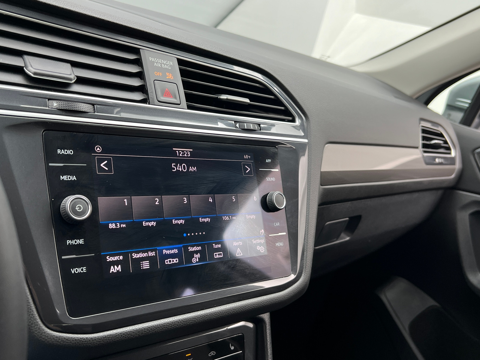 Thumbnail: 2024 Volkswagen Tiguan - 3