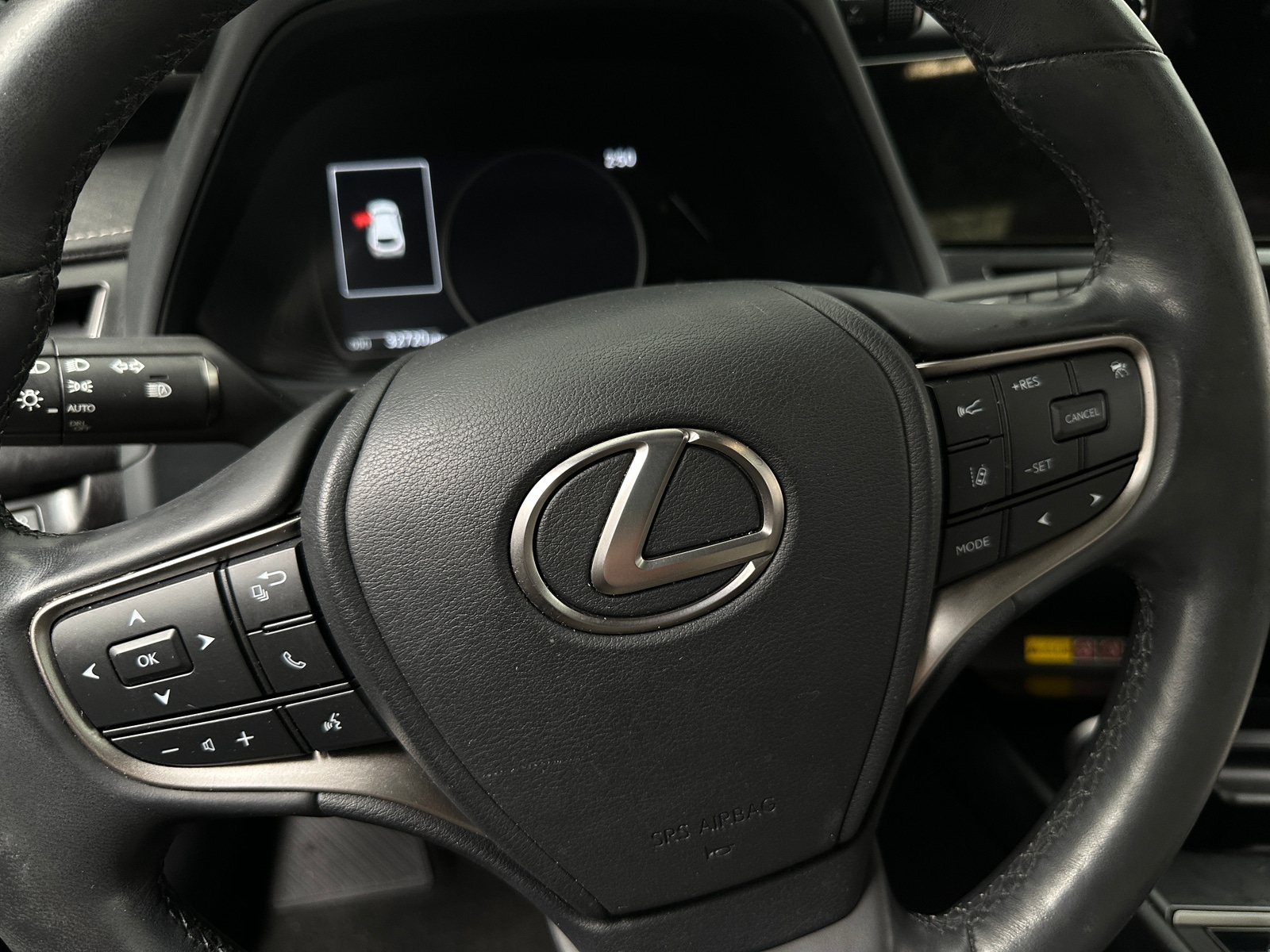 Thumbnail: 2023 Lexus UX - 4